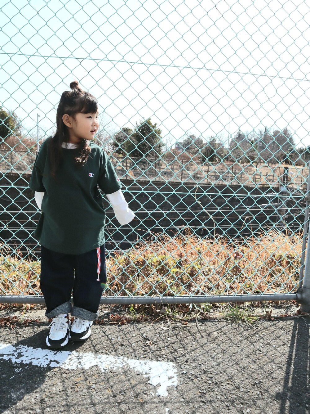 「メンズライク、メンズライク女子、メンズライクコーデ、スニーカー、スニーカーコーデ、シューレース、シューレースベルト、THE OTOGIBANASHI...SUPPLY」｜「Birthdayのアイテム（デニムパンツ、ブルー系）」を使った、𝚈𝚞𝚊 & 𝚈𝚞𝚒𝚝𝚘 さん（キッズ・100cm）の春コーディネートの1枚目の写真