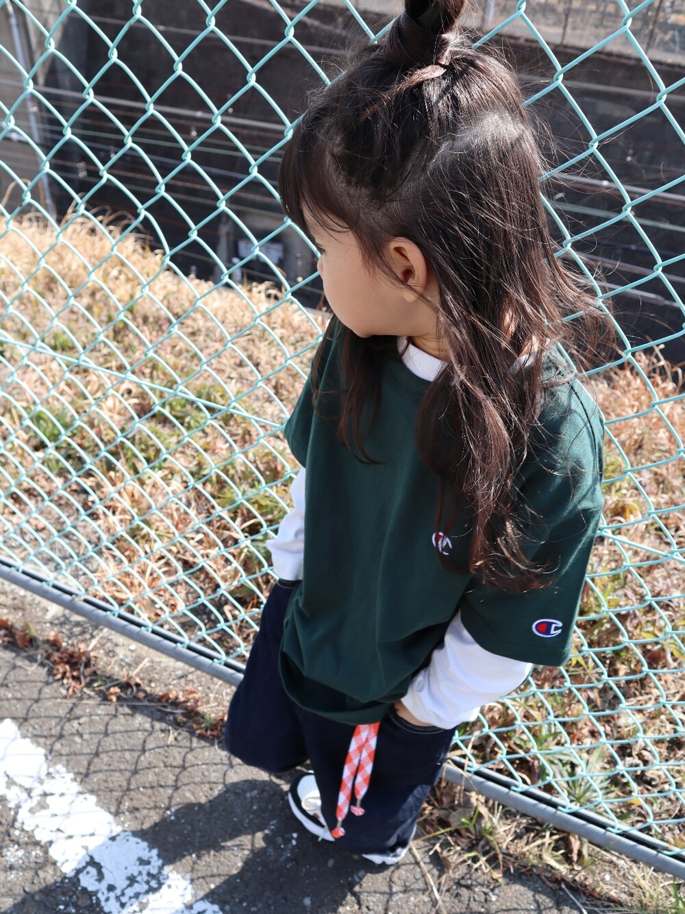 「メンズライク、メンズライク女子、メンズライクコーデ、スニーカー、スニーカーコーデ、シューレース、シューレースベルト、THE OTOGIBANASHI...SUPPLY」｜「Birthdayのアイテム（デニムパンツ、ブルー系）」を使った、𝚈𝚞𝚊 & 𝚈𝚞𝚒𝚝𝚘 さん（キッズ・100cm）の春コーディネートの2枚目の写真
