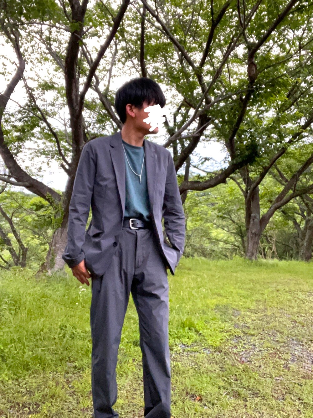 「シンプルコーデ、セットアップ、きれいめカジュアル、Tシャツ、革靴、Dr.Martens、グレー」｜「NANO universeのアイテム（スラックス、グレー系）」を使った、ヒルネムさん（メンズ・172cm）の春コーディネートの1枚目の写真