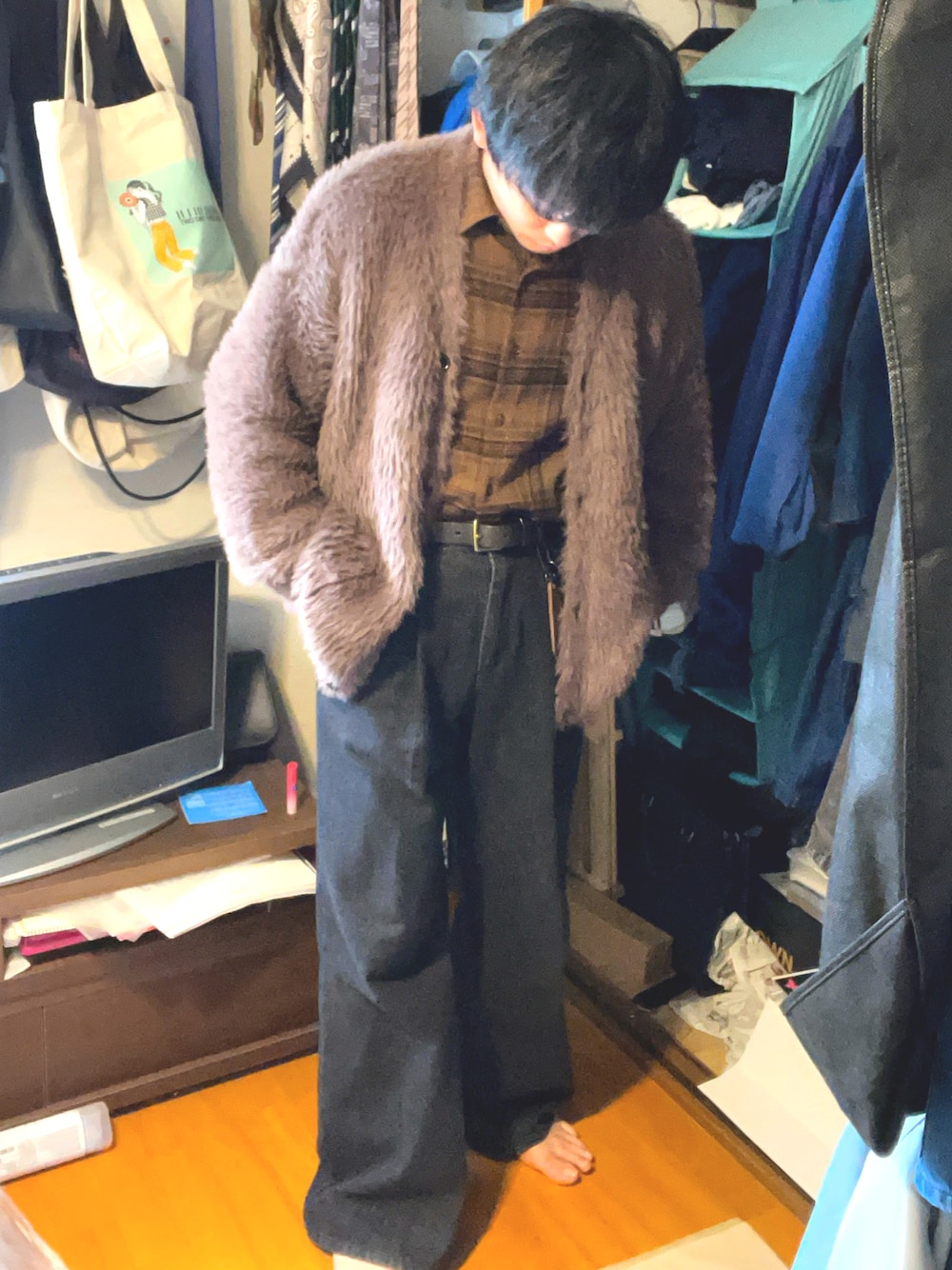 「チェックシャツ、シャギーニット、カーディガン、ブラックデニム、古着、ブラウンコーデ、落ち着いた雰囲気を、チョコ色に染まれ、かっこかわいい、いつもと違う感じ、フレアデニム、メンズコーデ、vintage」｜「CASPER JOHNのWide buggy denim/ワイドバギーデニム（デニムパンツ、ブラック系）」を使った、ヒルネムさん（メンズ・172cm）の春コーディネートの1枚目の写真