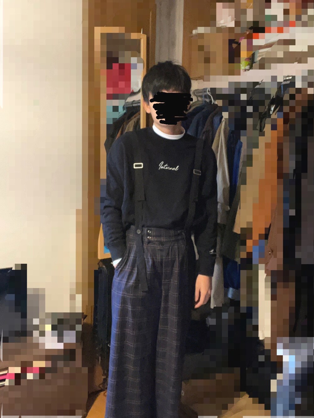 「ワイドパンツ、休日スタイル、ビックシルエット、カジュアル、ゆるコーデ、スウェット、ブラック、チェック」｜「HAREのバックフォトスウェット2(HARE)（スウェット、ブラック系）」を使った、ヒルネムさん（メンズ・172cm）の冬コーディネートの1枚目の写真