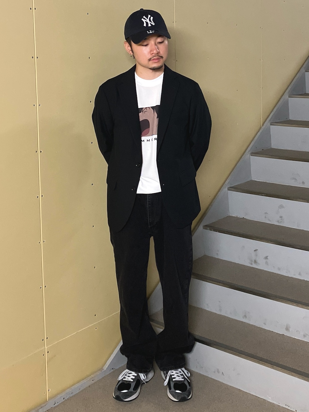 「デニム、大人カジュアル、デニムコーデ、プリントT、モノトーン、メンズファッション」｜「URBAN RESEARCH DOORSのアニメーション映画「サマーウォーズ」プリントTシャツ（Tシャツ/カットソー、その他）」を使った、草彅さん（メンズ・165cm）の秋コーディネートの1枚目の写真