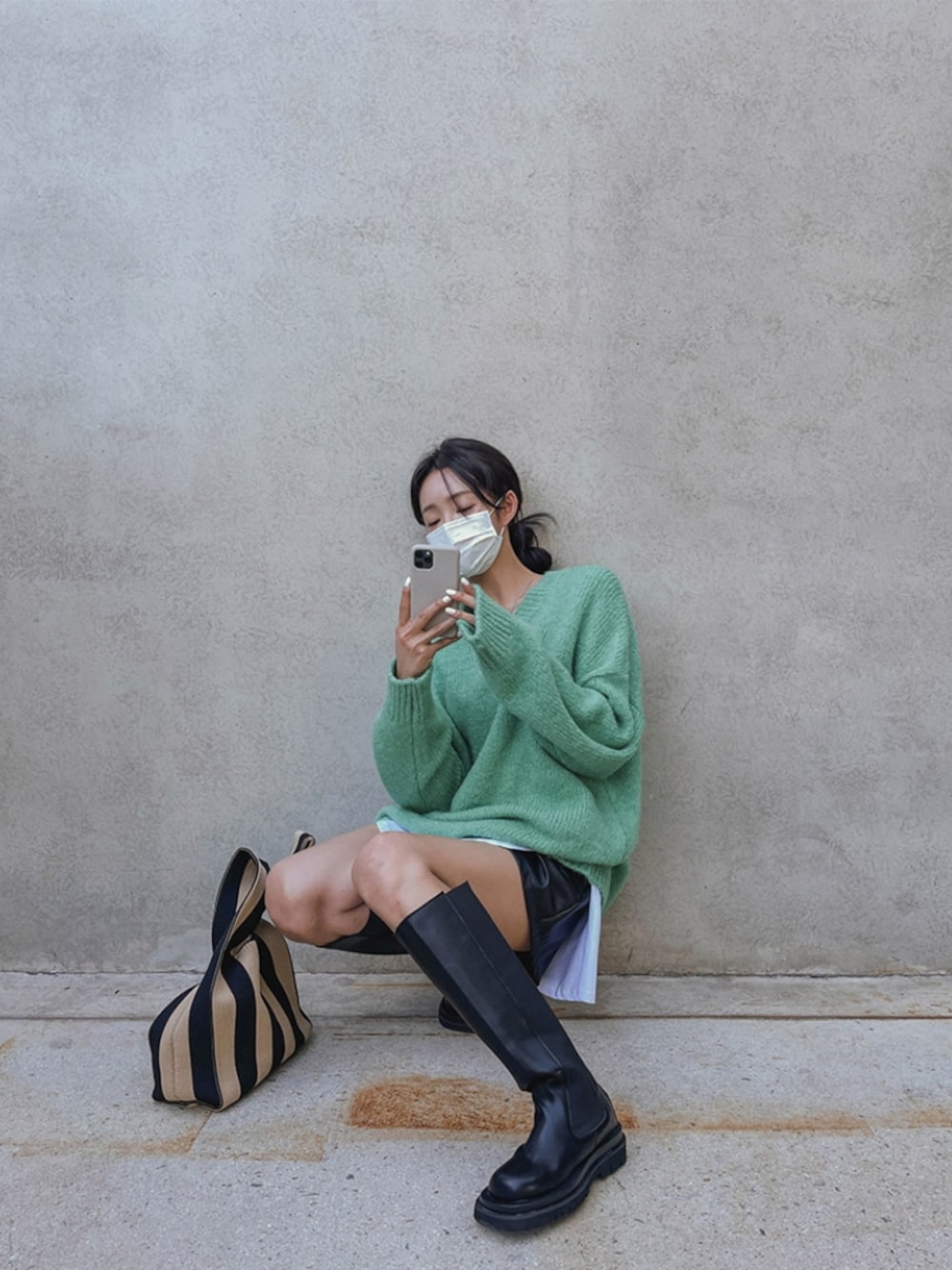 「maybins、green、mint、knit、overfit、leather、FAKE LEATHER 、pants、autumn」｜「maybinsのアイテム（ブーツ、ブラック系）」を使った、maybinsさん（レディース・163cm）の秋コーディネートの1枚目の写真