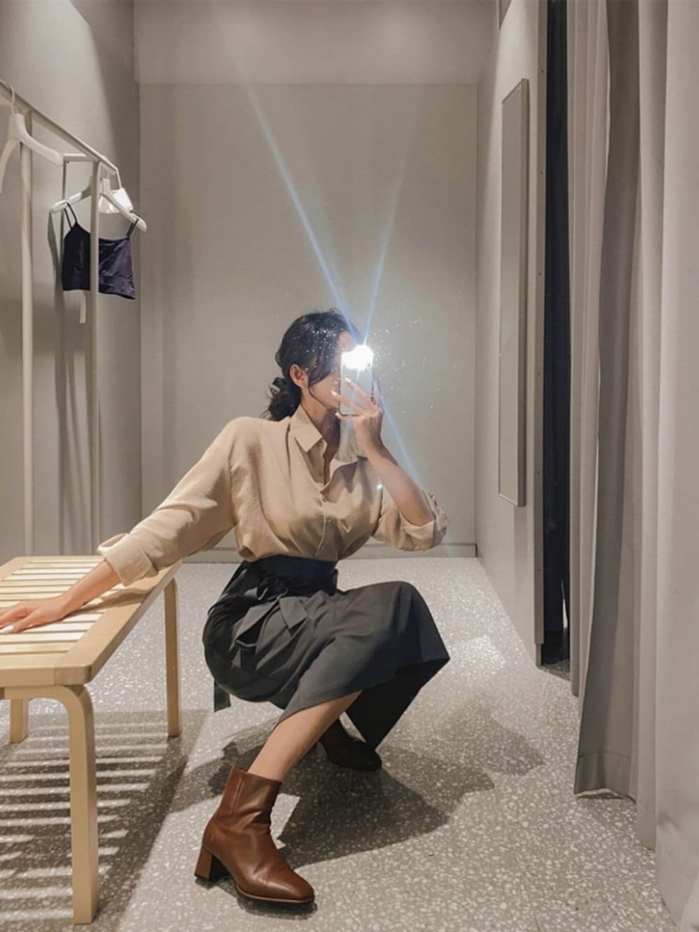 「maybins、SET UP、shirts、skirt、autumn、feminine」｜「maybinsのアイテム（シャツ/ブラウス、ベージュ系）」を使った、maybinsさん（レディース・163cm）の秋コーディネートの1枚目の写真