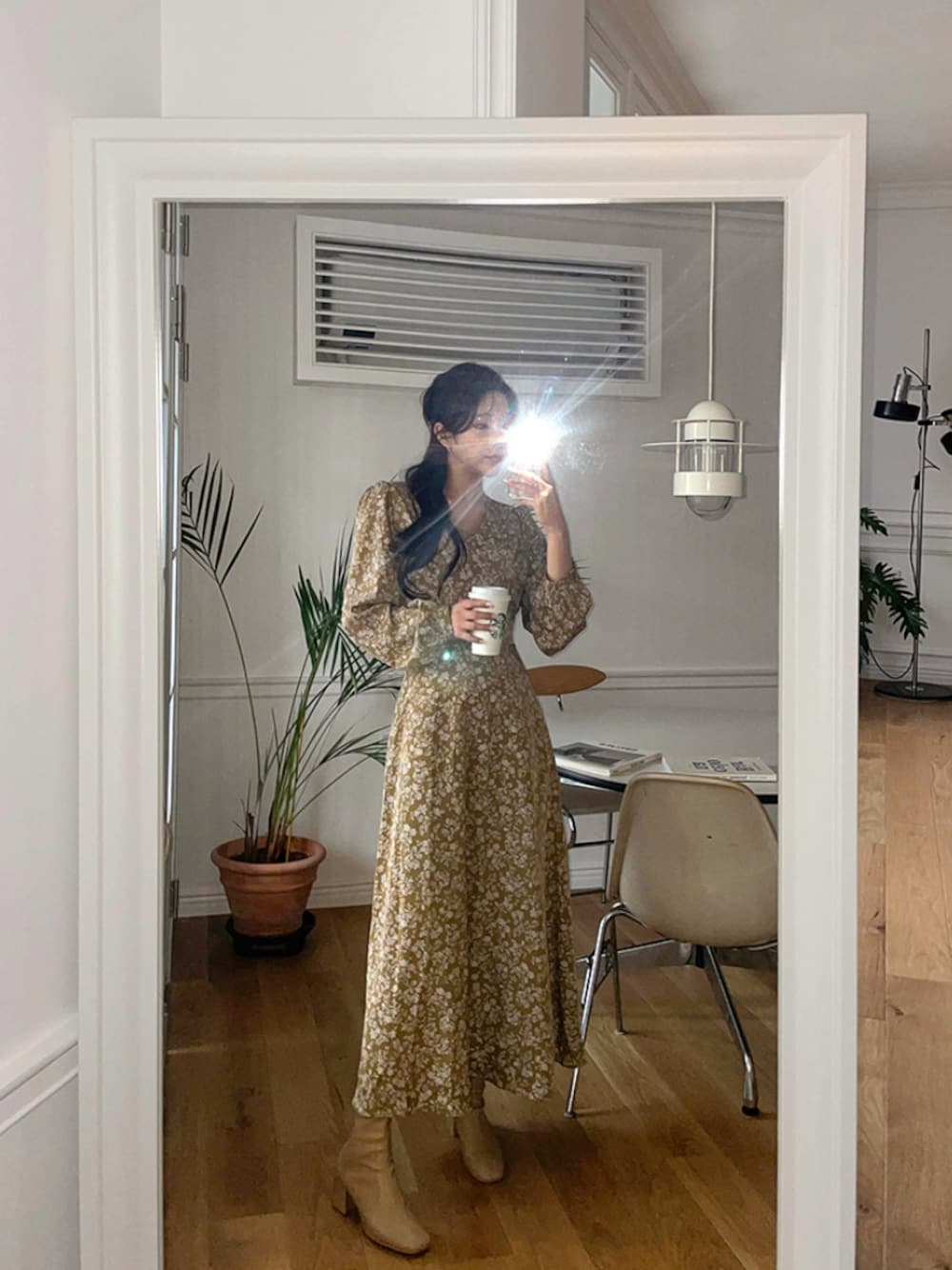 「maybins、flower、long onepiece、onepiece、puff、girlish、feminine、romantic、date、lovely」｜「maybinsのアイテム（ワンピース、イエロー系）」を使った、maybinsさん（レディース・163cm）の冬コーディネートの1枚目の写真