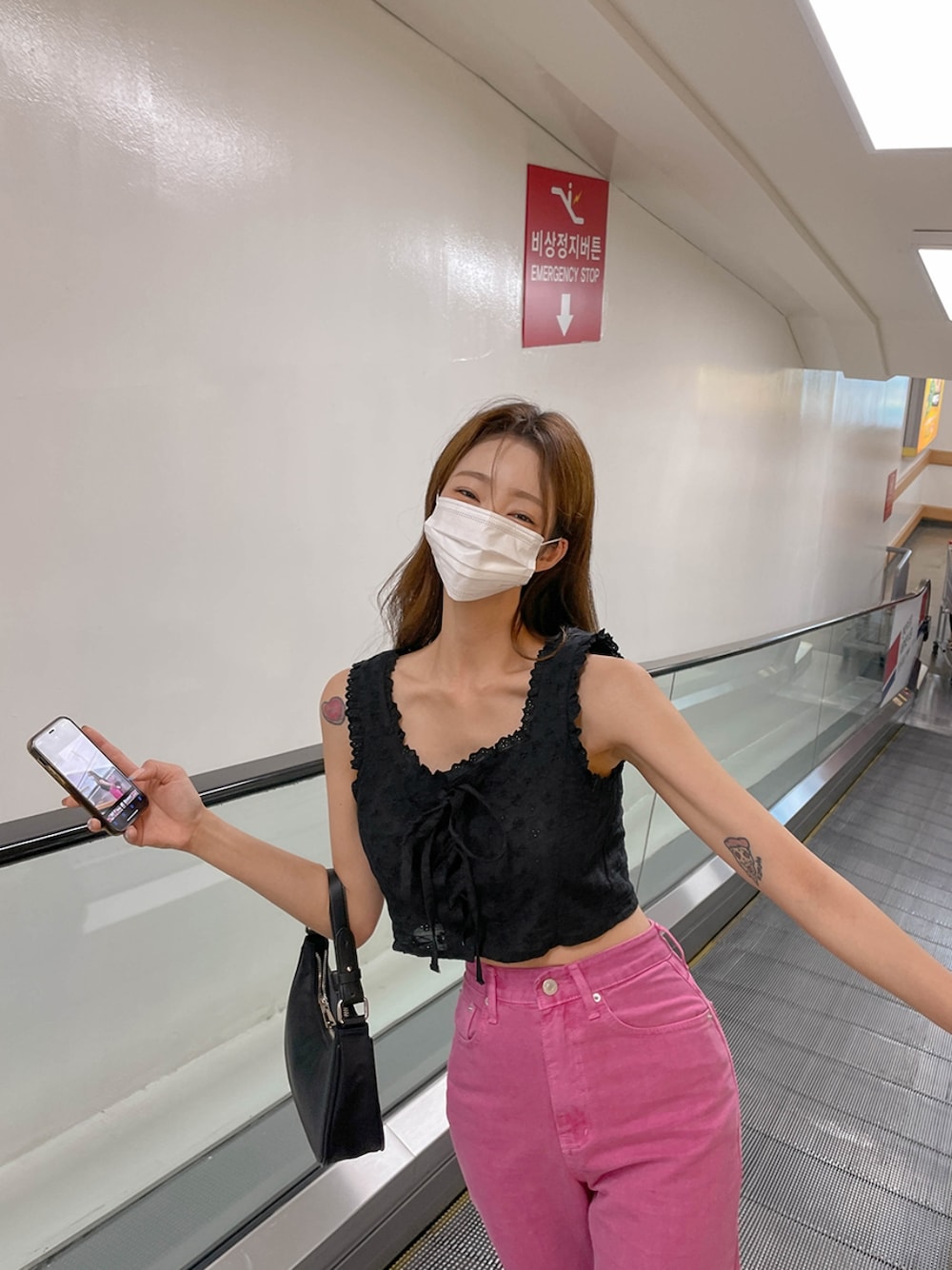 「maybins、パンチング、レース、ブラウス、ノースリーブブラウス、ノースリーブ、ブーツカットパンツ、パンツスタイル、夏コーデ、バカンス、休日スタイル、おでかけ、デイリーカジュアル、カジュアル」｜「maybinsのアイテム（タンクトップ、ブラック系）」を使った、maybinsさん（レディース・163cm）の夏コーディネートの1枚目の写真