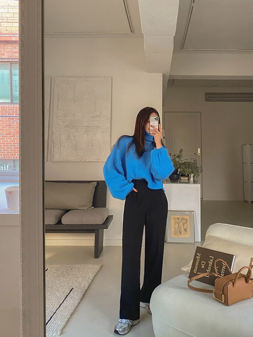 「maybins、turtle neck、knit、knitwear、slacks、wide、blue、black、winter、daily」｜「maybinsのアイテム（ニット/セーター、ブルー系）」を使った、maybinsさん（レディース・163cm）の冬コーディネートの1枚目の写真