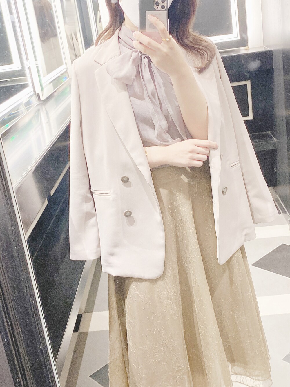 「秋服、低身長女子、秋コーデ、低身長コーデ、スナイデル、シンプル、snidel、CELFORD、セルフォード、ボウタイニット、ボウタイ、フレアスカート、レーススカート、ゆったりコーデ、ジャケット」｜「SNIDELのダブルジャケット（テーラードジャケット、グレー系）」を使った、aykさん（レディース・150cm）の秋コーディネートの1枚目の写真