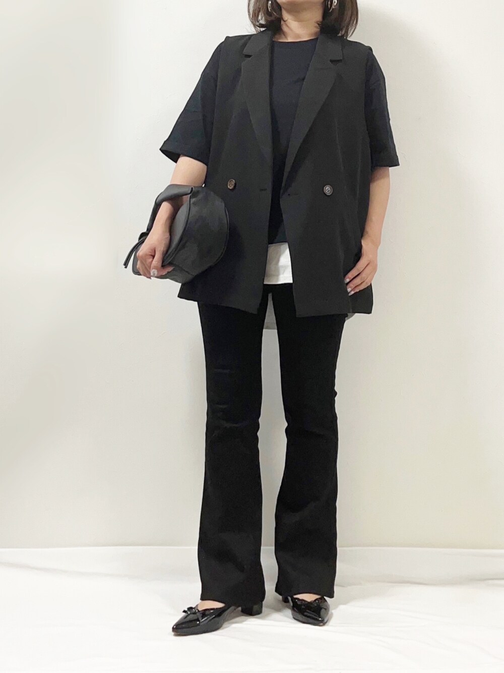 ブラック系のTシャツ/カットソー、ブラック系のベスト、ブラック系のデニムパンツを着用したレディースの夏コーディネートの1枚目の写真