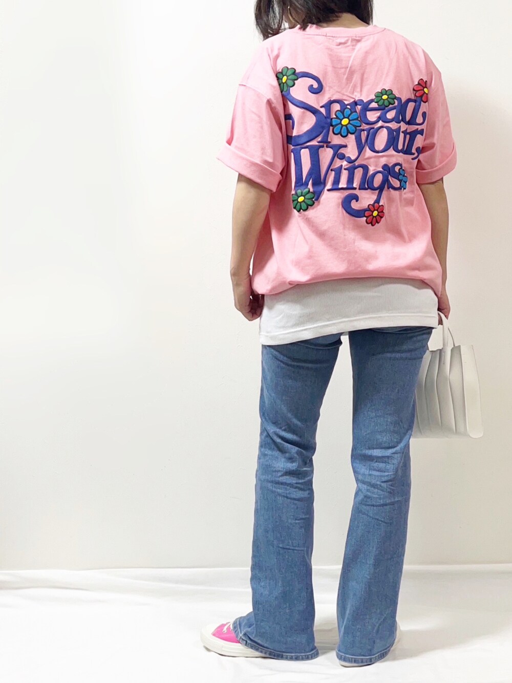 ピンク系のTシャツ/カットソー、ホワイト系のTシャツ/カットソー、ホワイト系のトートバッグを着用したレディースの春コーディネートの1枚目の写真