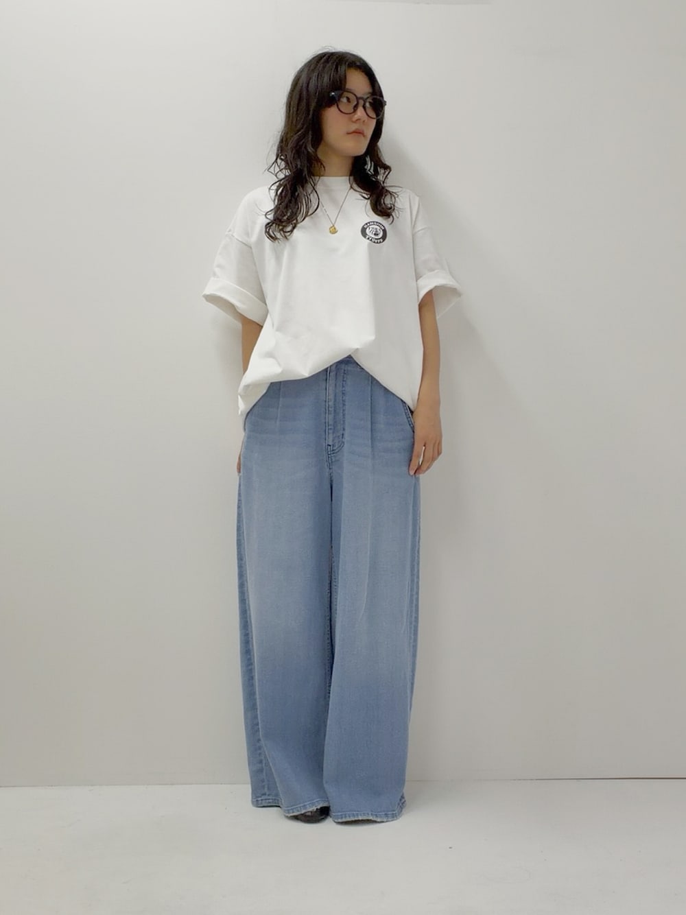 ホワイト系のTシャツ/カットソー、ブルー系のデニムパンツを着用したレディースの夏コーディネートの1枚目の写真