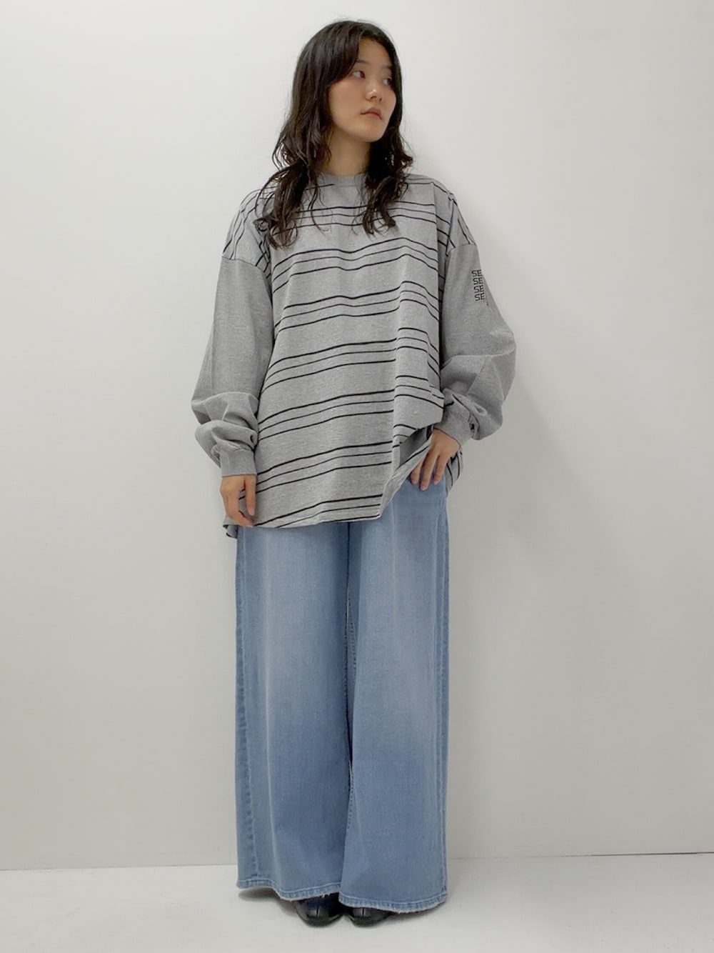 グレー系のTシャツ/カットソー、ブルー系のデニムパンツを着用したレディースの夏コーディネートの1枚目の写真