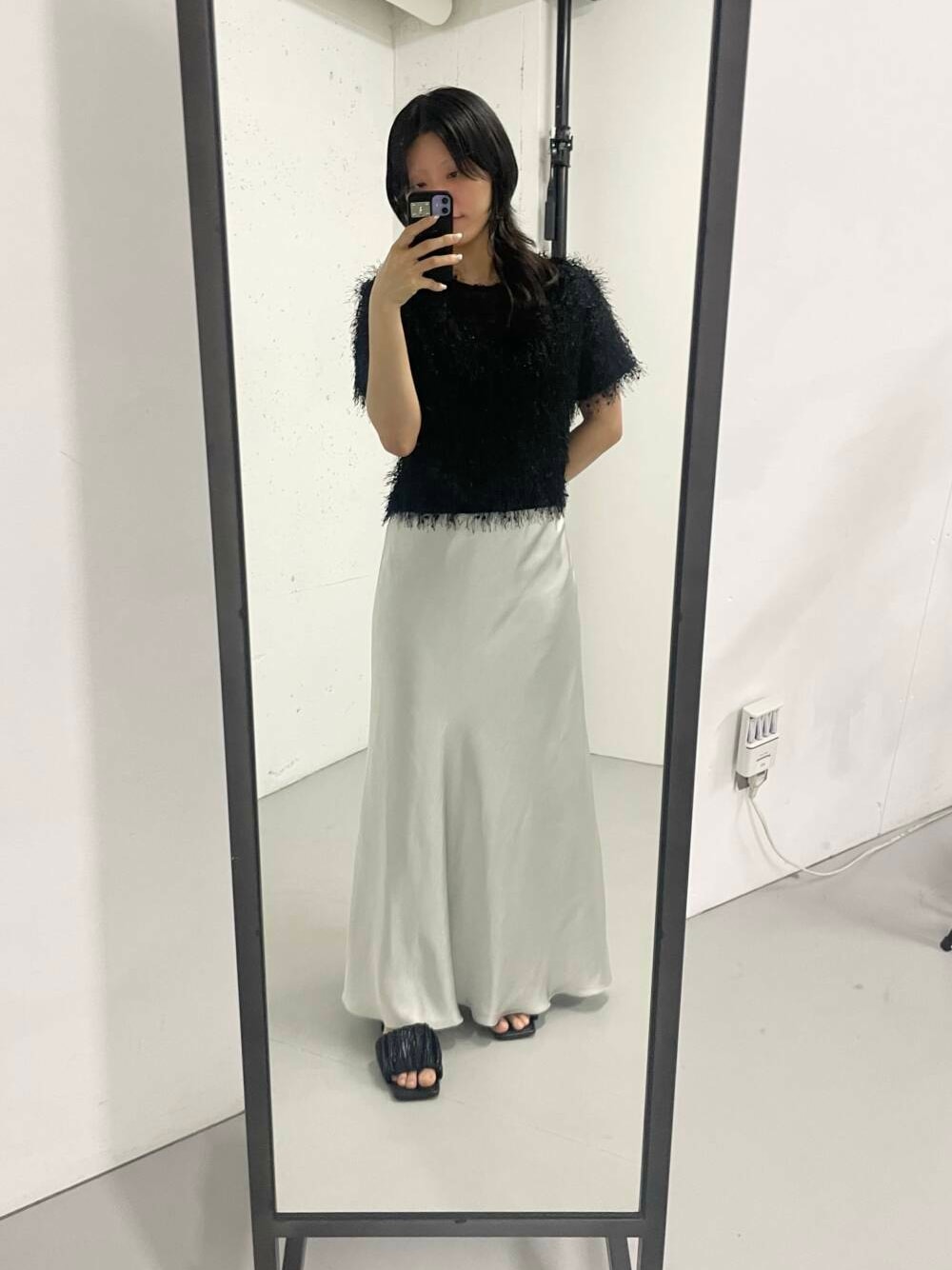 「senseofplace、newarrival、プチプラ、トレンド、春夏、シンプルスタイル」｜「SENSE OF PLACE by URBAN RESEARCHの『一部WEB限定カラー』ナローサテンスカート（スカート、シルバー系）」を使った、urmakoさん（レディース・158cm）の夏コーディネートの1枚目の写真