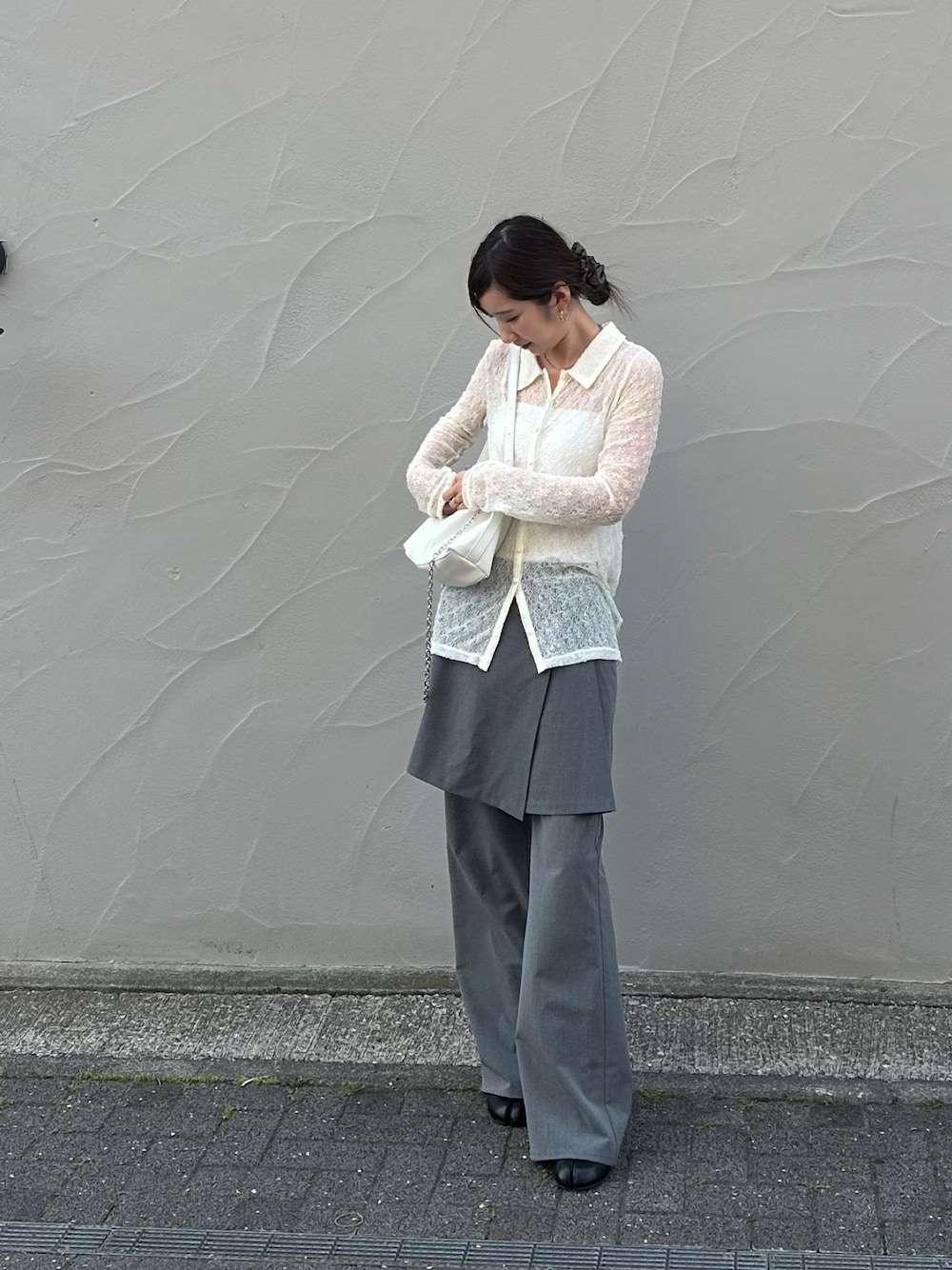 「hellamのアイテム（シャツ/ブラウス、ホワイト系）」を使った、chipipi07さん（レディース・155cm）の夏コーディネートの1枚目の写真