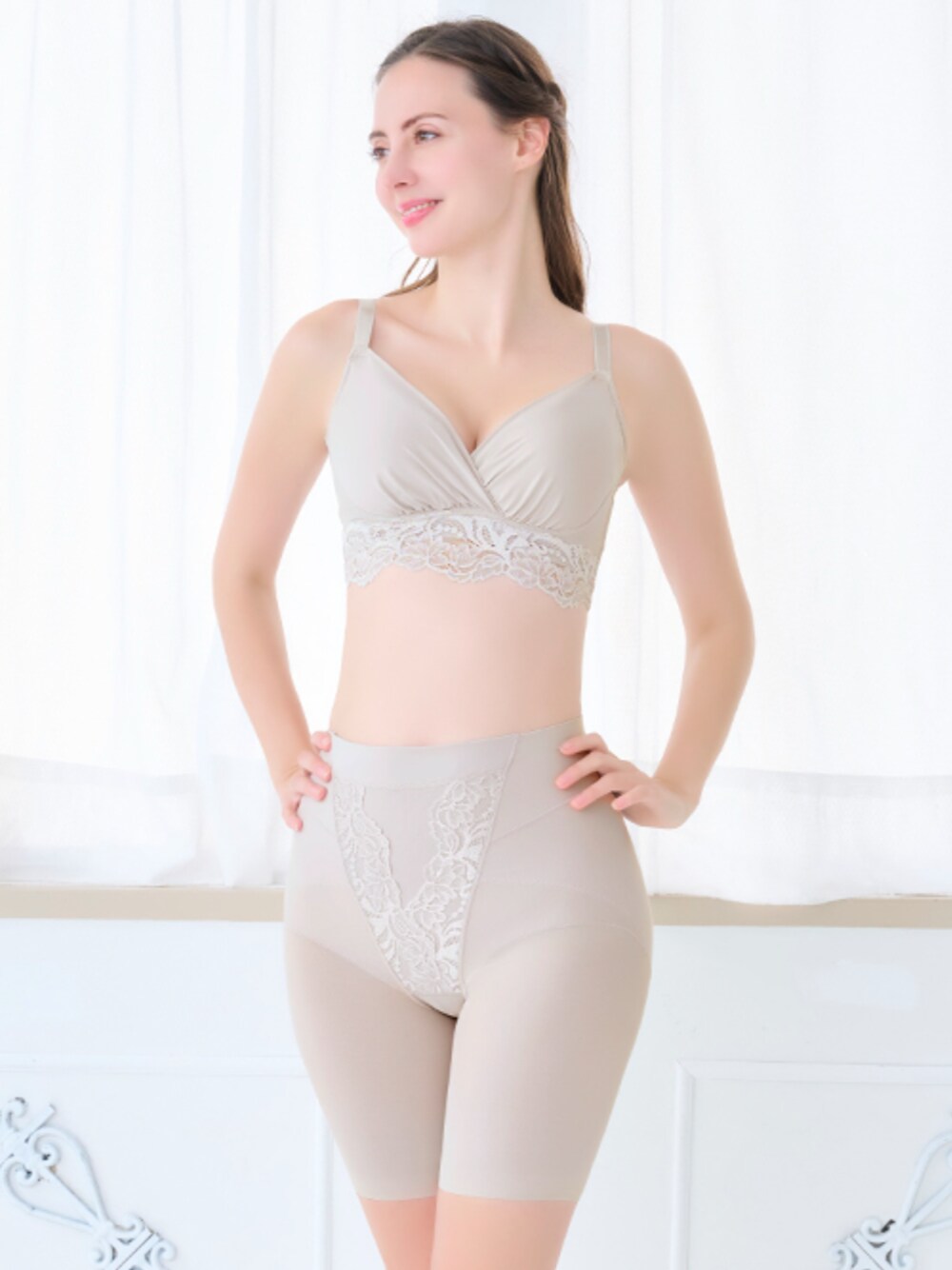 ベージュ系のショーツ、ベージュ系のブラジャーを着用したレディースの冬コーディネートの1枚目の写真