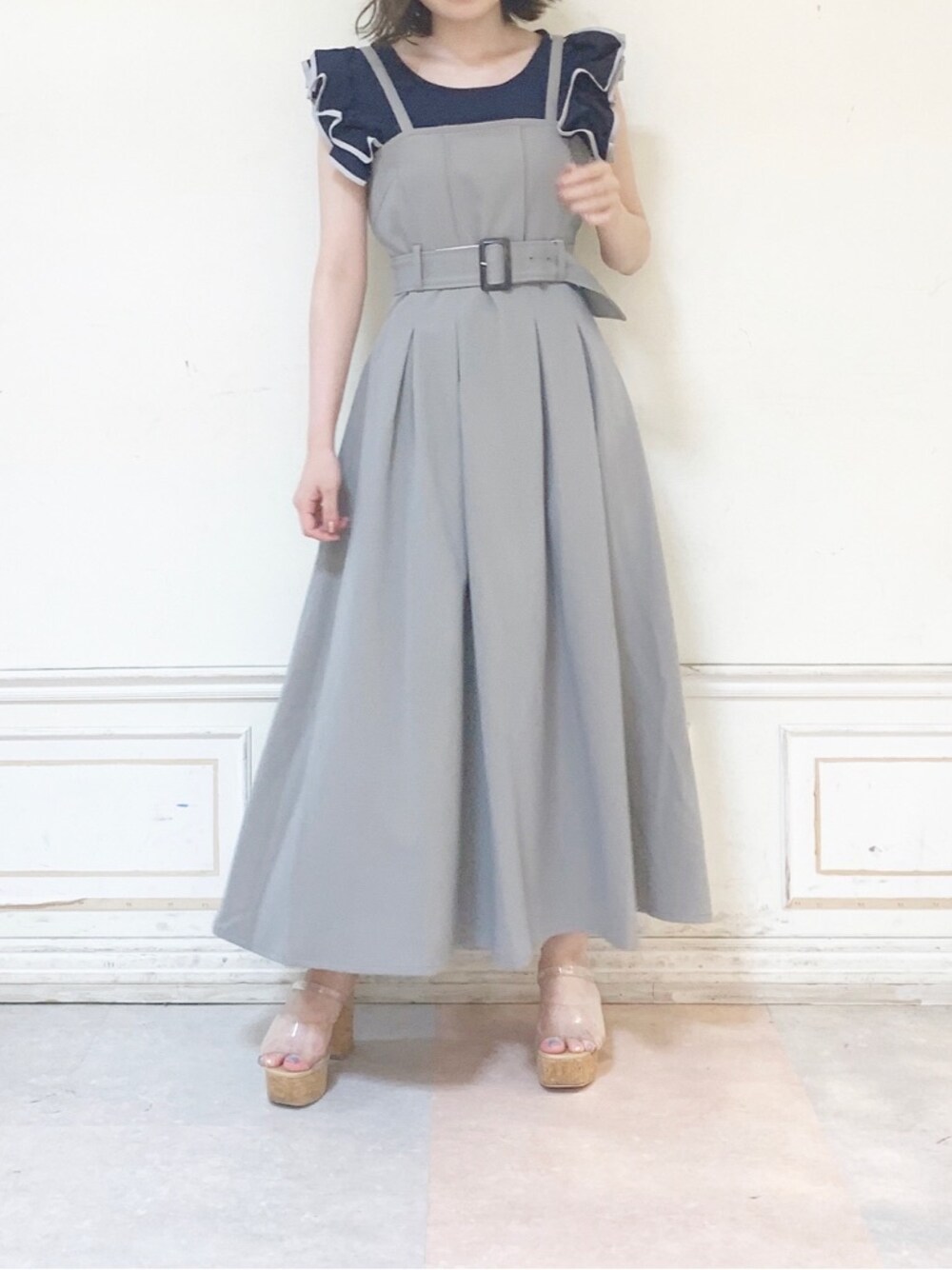 その他のサンダル、グレー系のワンピース、ブルー系のシャツ/ブラウスを着用したレディースの夏コーディネートの1枚目の写真