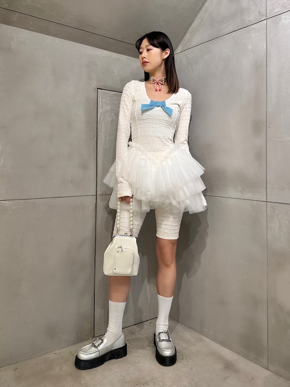 「PAMEO POSE、パメオポーズ、ミニワンピ、バレリーナ、バレエ、チュールワンピ、バイカーパンツ、厚底ローファー、リボンチョーカー、がま口バッグ、限定カラー、ショルダーバッグ、ガーリー、オトナガーリー、オケージョン」｜「PAMEO POSEのFancy Dream Loafer（ローファー、シルバー系）」を使った、KAWASAKIさん（レディース・171cm）の冬コーディネートの1枚目の写真