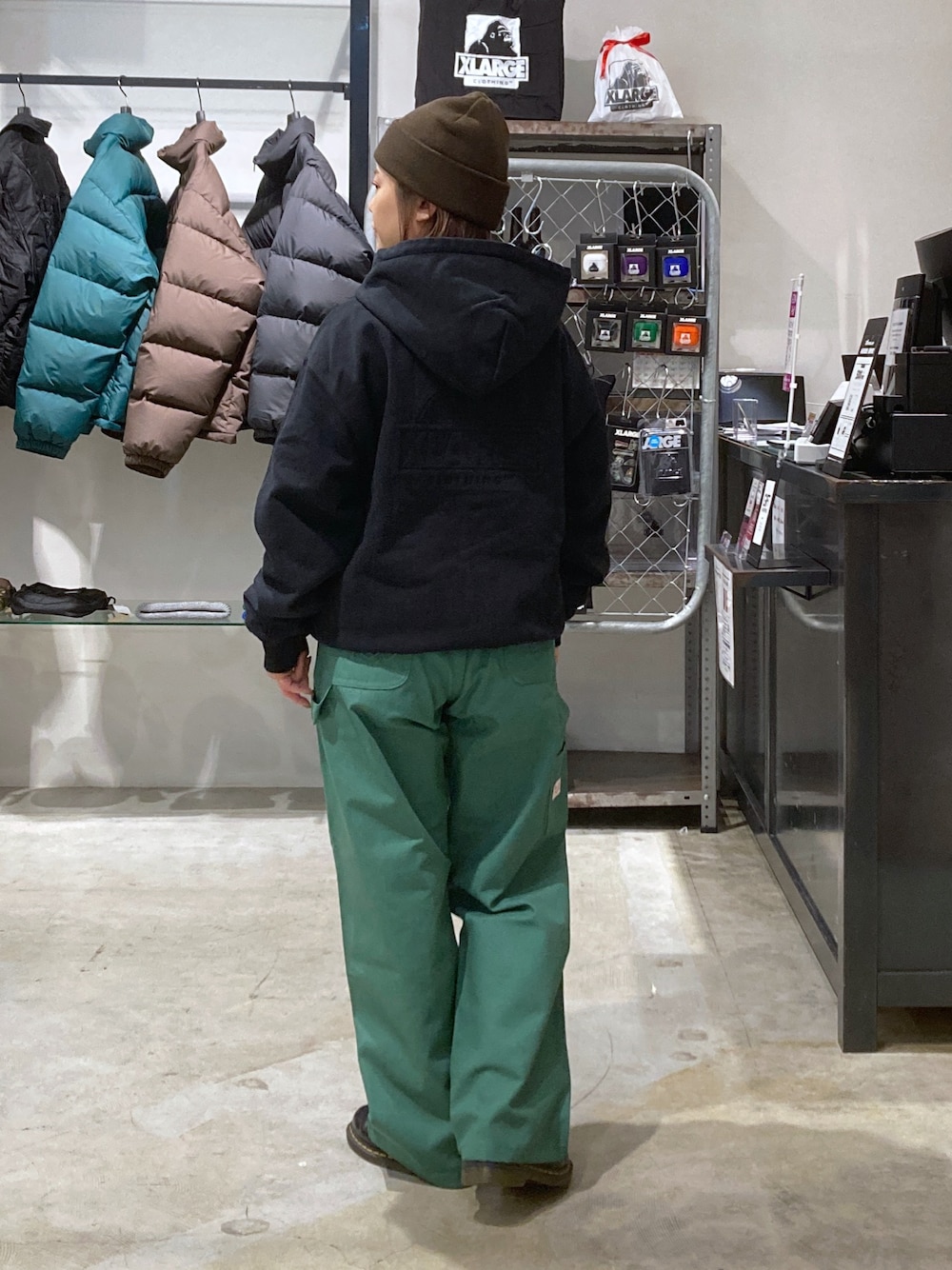 「オトナカジュアル、ジップパーカ、エクストララージ、XLARGE、いいね、save、フォローお願いします🤑、低身長、ストリート、低身長コーデ、低身長女子」｜「XLARGEのLOGO PATCHED CUFF BEANIE（ニットキャップ/ビーニー、ブラウン系）」を使った、沼田亜樹さん（レディース・156cm）の冬コーディネートの1枚目の写真