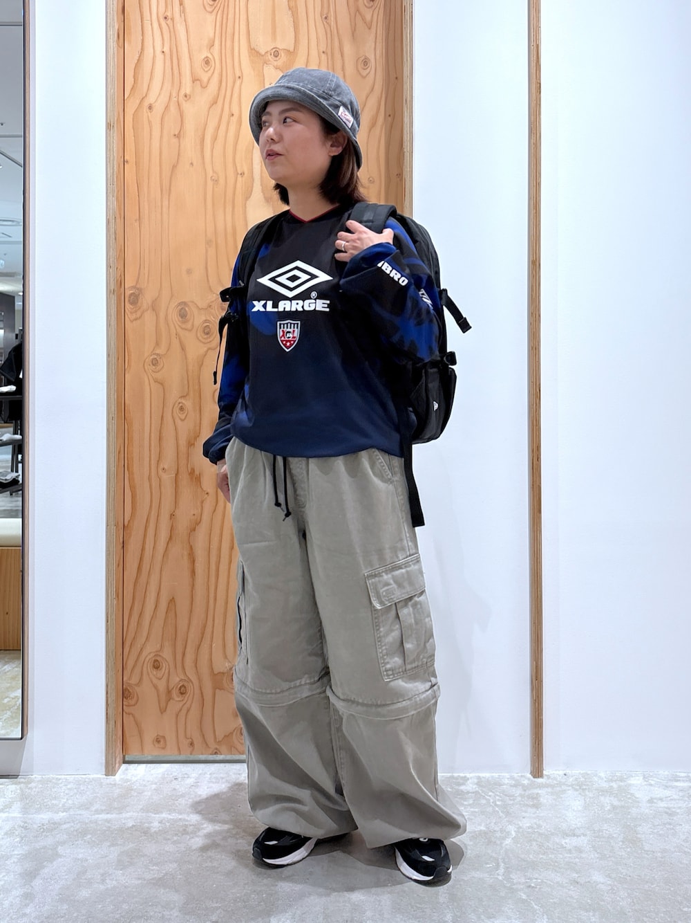 「低身長女子、XLARGE、UMBRO、ストリート、いいね、save、フォローお願いします🤑、低身長、低身長コーデ、オトナカジュアル、大人可愛い、お洒落さんとつながりたい」｜「UMBROのXLARGE×UMBRO L/S SOCCER JERSEY（Tシャツ/カットソー、ブラック系）」を使った、沼田亜樹さん（レディース・156cm）の春コーディネートの1枚目の写真