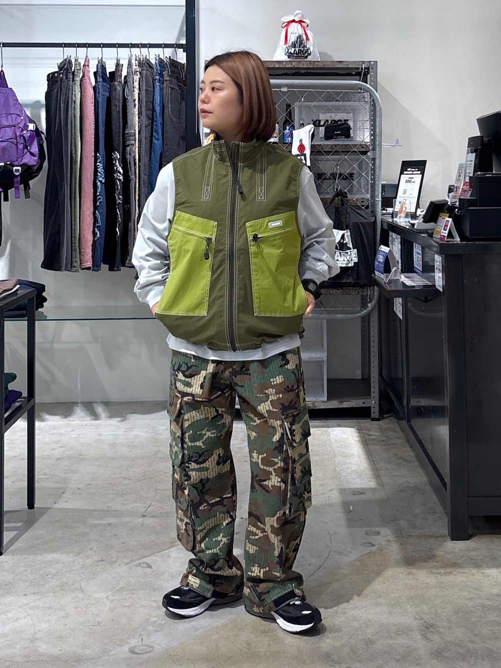「大人コーデ、今日のコーデ、春、おしゃれさんと繋がりたい、いいね、save、フォローお願いします🤑、XLARGE、ストリート、低身長、低身長コーデ、低身長女子」｜「XLARGEのTACTICAL VEST（ベスト、グリーン系）」を使った、沼田亜樹さん（レディース・156cm）の春コーディネートの1枚目の写真