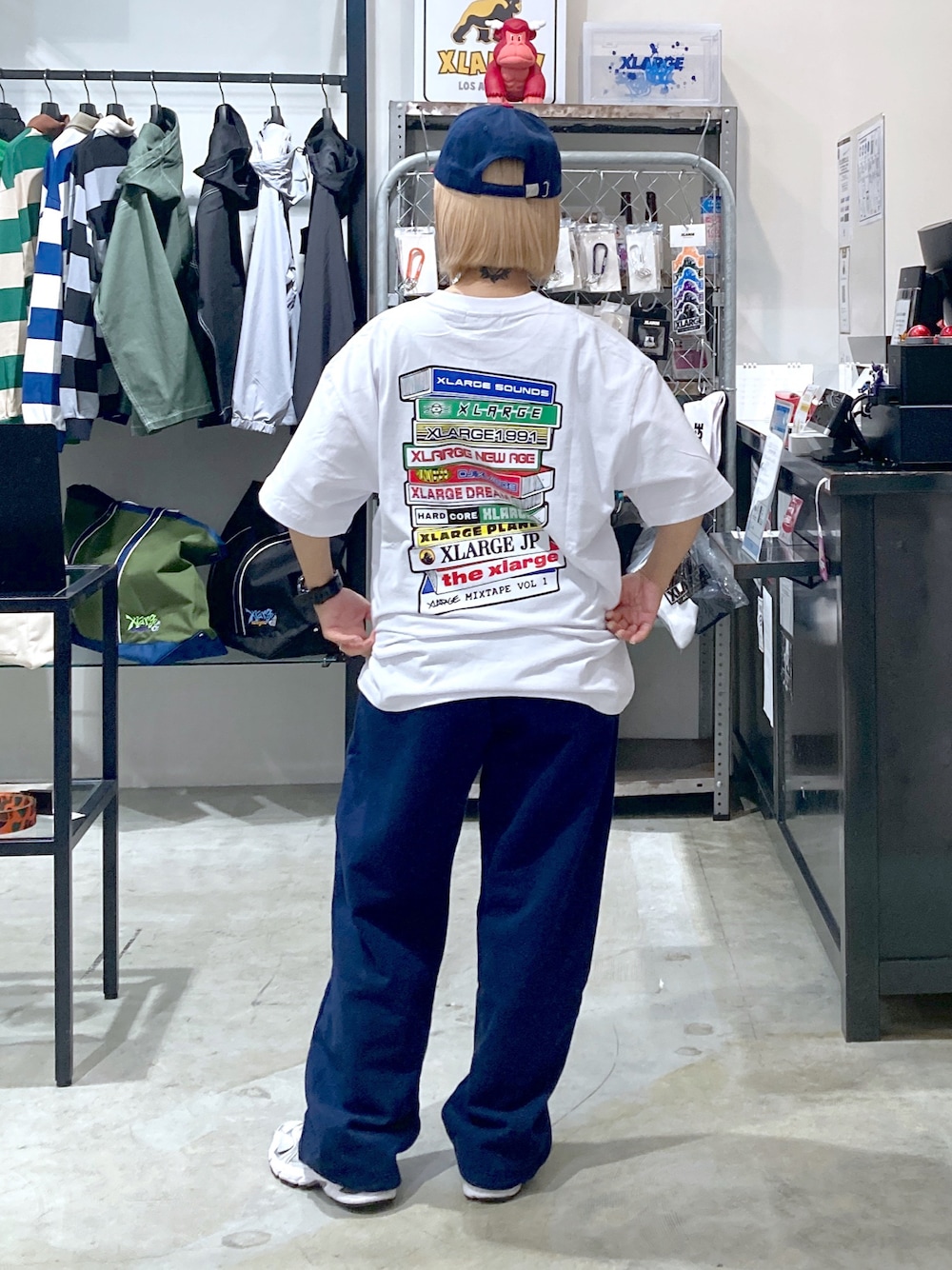 「オトナカジュアル、XLARGE、エクストララージ、ストリート、いいね、save、フォローお願いします🤑、低身長コーデ、バックプリント」｜「XLARGEのSLANTED OG 2TONE 6PANEL CAP（キャップ、ブルー系）」を使った、沼田亜樹さん（レディース・156cm）の春コーディネートの1枚目の写真