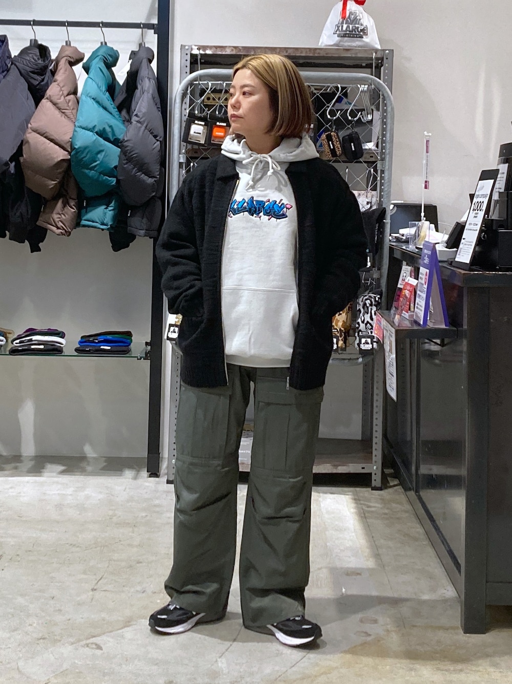 「秋冬コーデ、ゆるコーデ、休日スタイル、いいね、save、フォローお願いします🤑、XLARGE、ストリート、ストリートコーデ、低身長、低身長コーデ、低身長女子」｜「XLARGEのAEROSOL GAFFITI HOODED SWEATSHIRT（パーカー、グレー系）」を使った、沼田亜樹さん（レディース・156cm）の秋コーディネートの1枚目の写真