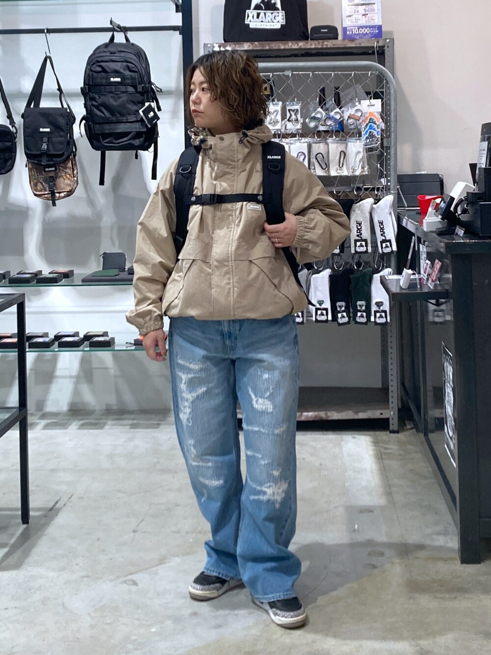 「春のおしゃ見えテクニック、オトナカジュアル、お出かけコーデ、いいね、save、フォローお願いします🤑、バックパック、XLARGE、ストリート、低身長」｜「XLARGEのSTANDARD LOGO TRUCK HOOK BACKPACK（バックパック/リュック、ブラック系）」を使った、沼田亜樹さん（レディース・156cm）の春コーディネートの1枚目の写真