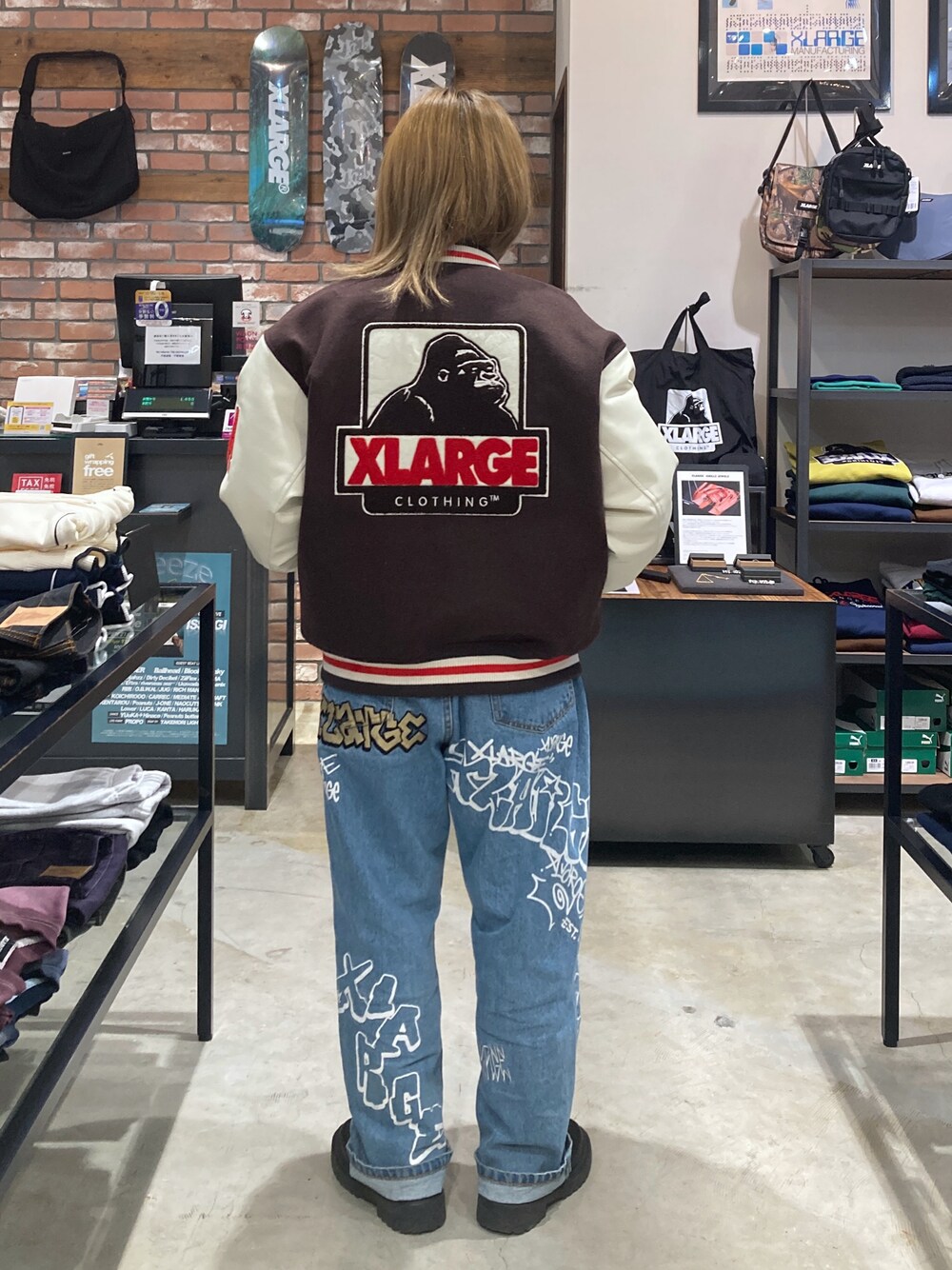 「冬アウター、いいね、save、フォローお願いします🤑、低身長、低身長コーデ、ストリート、XLARGE」｜「XLARGEのOG LOGO VARSITY JACKET（スタジャン、ブラウン系）」を使った、沼田亜樹さん（レディース・156cm）の冬コーディネートの1枚目の写真
