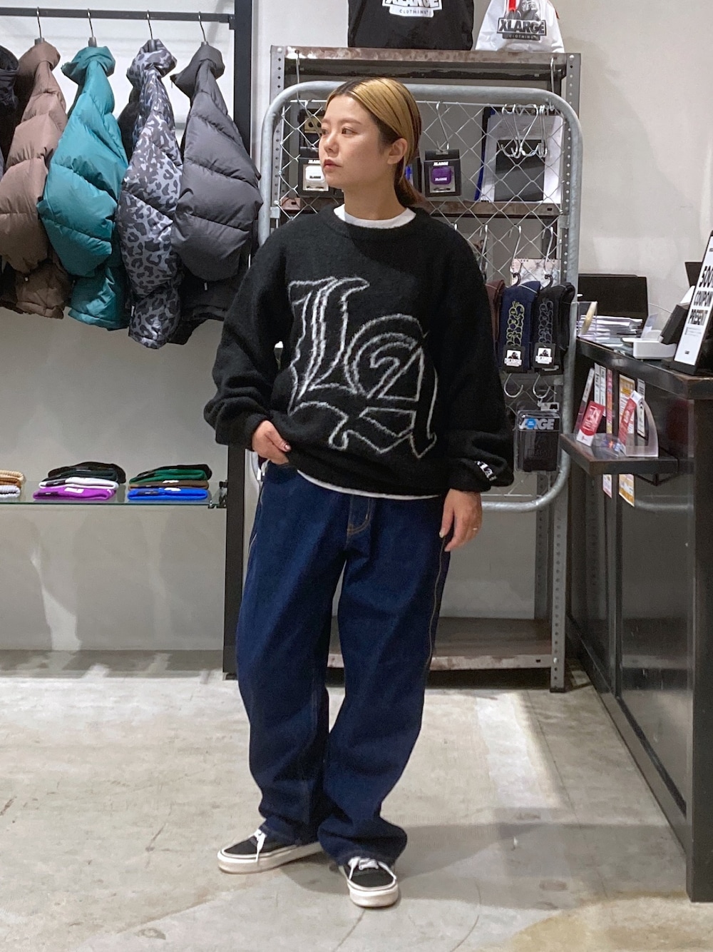 「ニット、デニムパンツ、XLARGE、ストリート、いいね、save、フォローお願いします🤑、低身長、低身長コーデ、低身長女子」｜「XLARGEのOLD ENGLISH MOHAIR CREWNECK KNIT（ニット/セーター、ブラック系）」を使った、沼田亜樹さん（レディース・156cm）の冬コーディネートの1枚目の写真