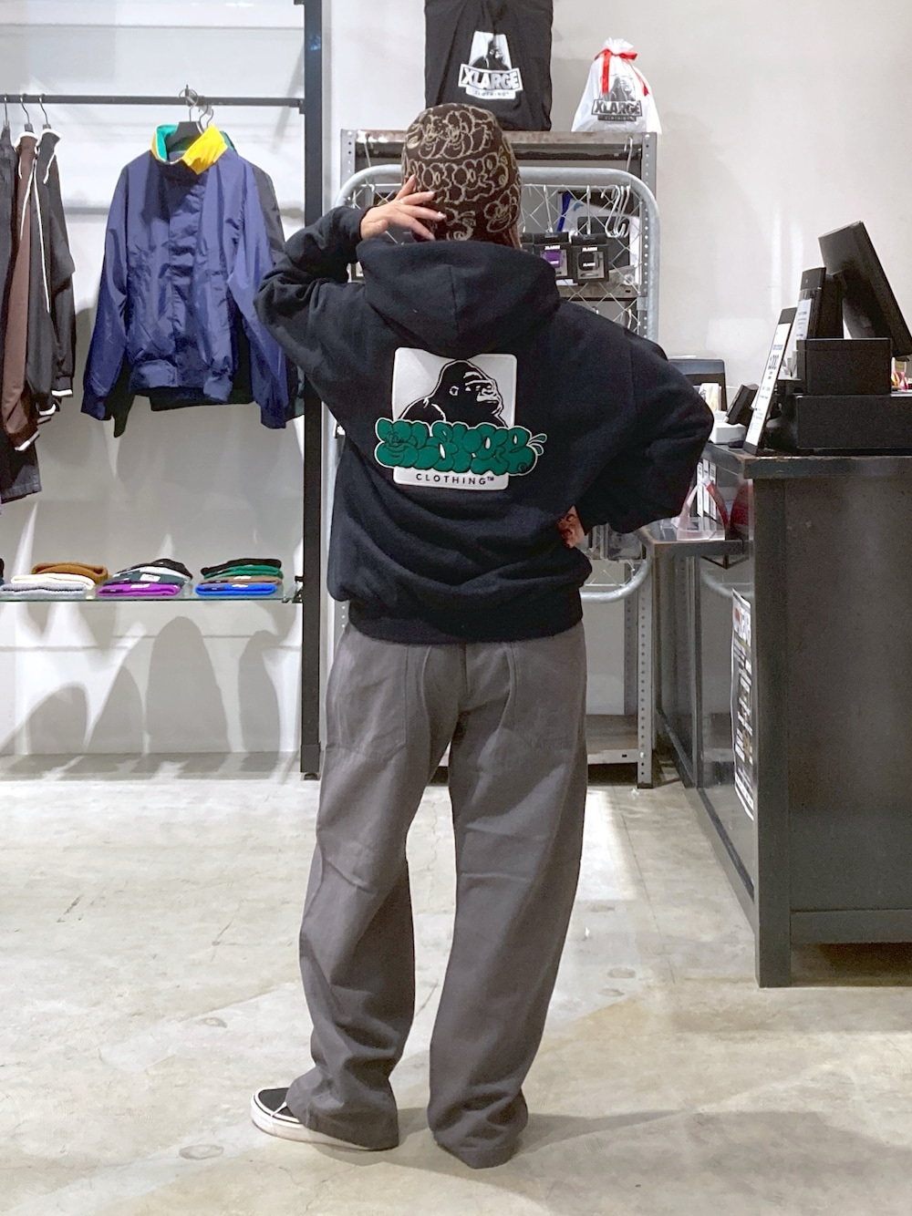 「冬コーデ、オトナカジュアル、ゆるコーデ、XLARGE、ストリート、いいね、save、フォローお願いします🤑、低身長、低身長コーデ、低身長女子」｜「XLARGEのXL GRAFFITI KNIT CAP（ニットキャップ/ビーニー、ブラウン系）」を使った、沼田亜樹さん（レディース・156cm）の冬コーディネートの1枚目の写真