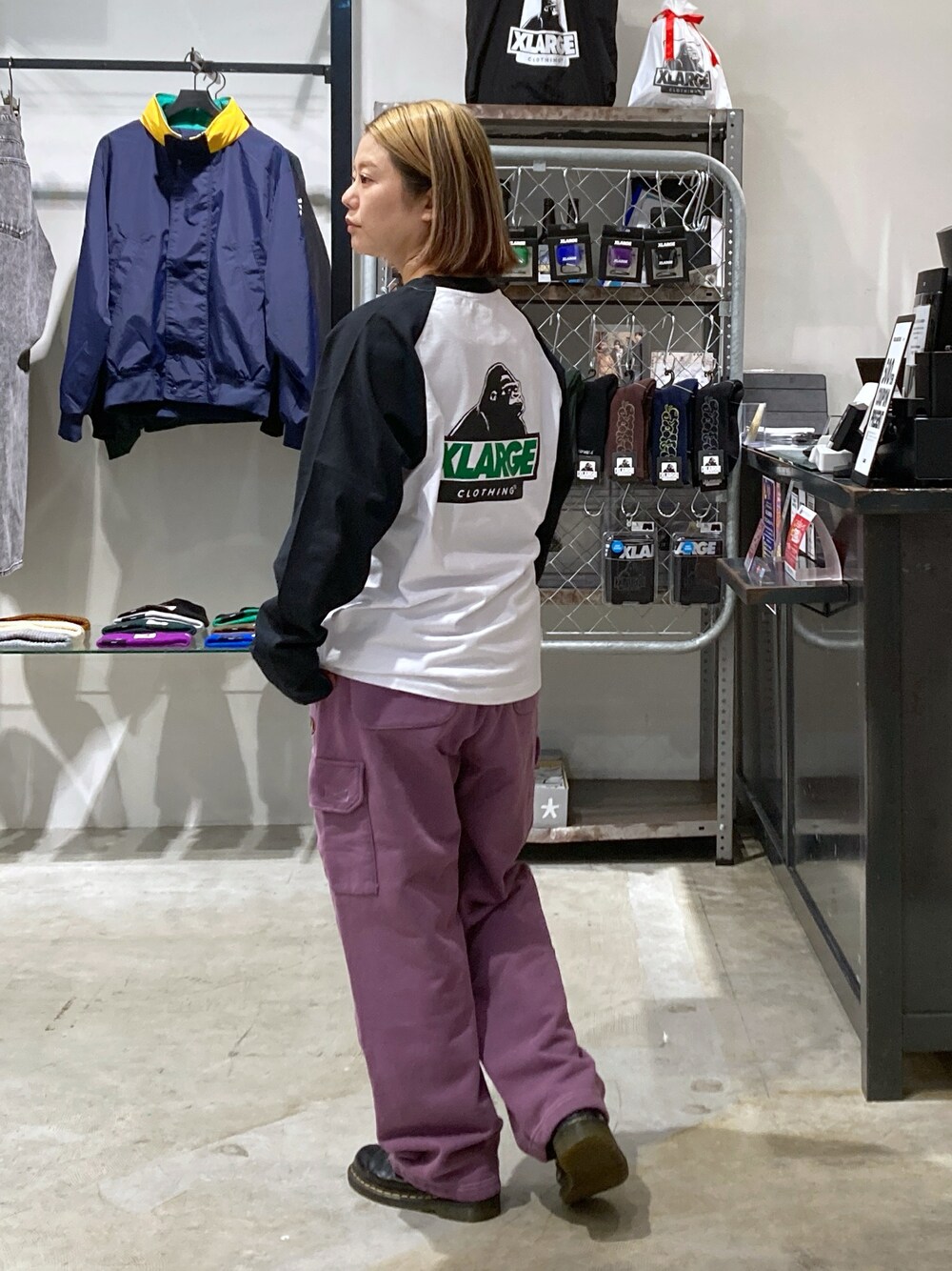 「大人カジュアル、XLARGE、楽チンコーデ、スポーツミックス、ラグラン」｜「XLARGEのSLANTED OG RAGLAN L/S TEE（Tシャツ/カットソー、ブラック系）」を使った、沼田亜樹さん（レディース・156cm）の秋コーディネートの1枚目の写真