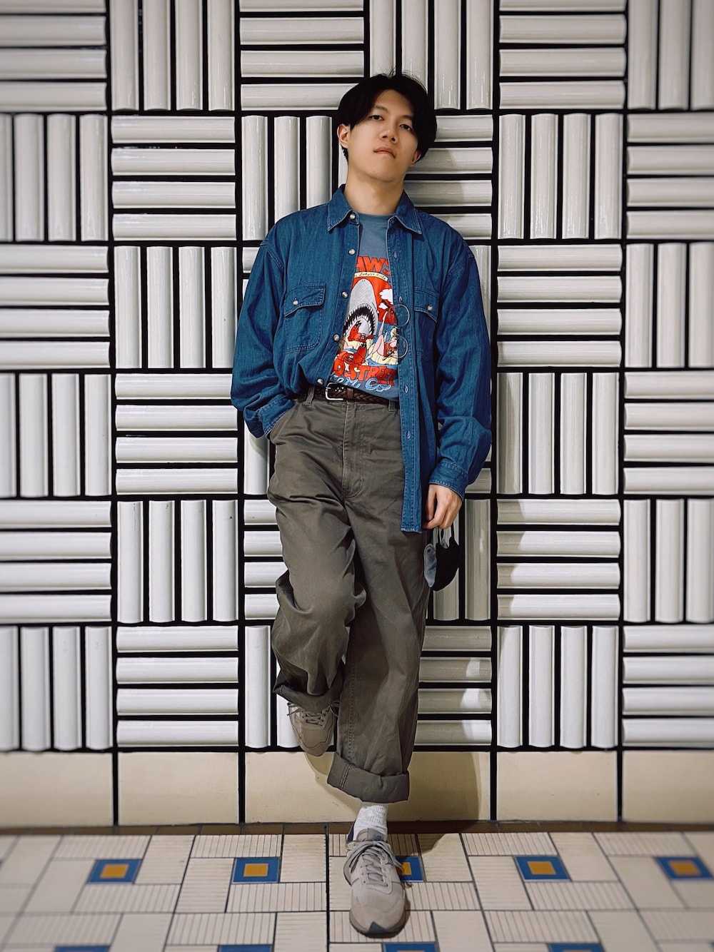 「アメカジ、アメカジコーデ、大人カジュアル、秋ルック紹介するよ、秋服、秋のコーデ、カーゴパンツ、デニムシャツ、シンプルコーデ、今日のコーデ、メンズファッション、デニム、ootd、冬コーデ」｜「niko and...のアイテム（Tシャツ/カットソー、ブルー系）」を使った、トビさん（メンズ・170cm）の秋コーディネートの1枚目の写真