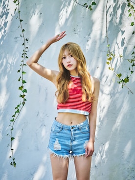 「アイテム（タンクトップ、レッド系）」を使った、篠崎かりんさん（レディース・162cm）の秋コーディネート