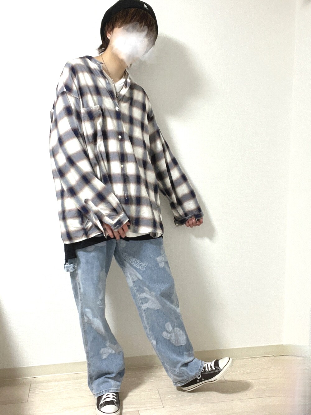 ブルー系のデニムパンツ、ベージュ系のシャツ/ブラウス、ブラック系のタンクトップを着用したメンズの春コーディネートの1枚目の写真