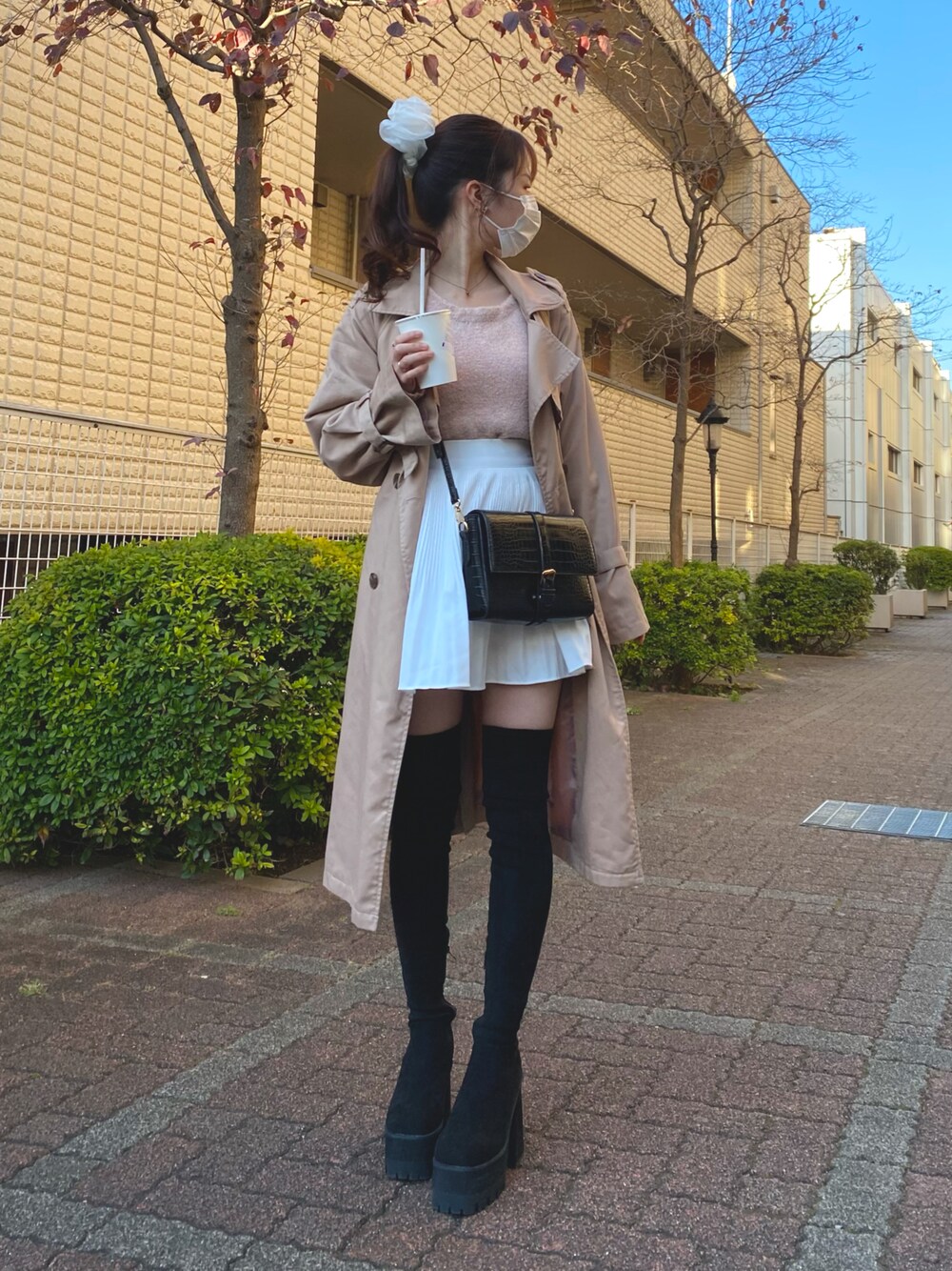 「ニーハイブーツ、dholic、EMODA、GRL、one after another NICE CLAUP」｜「GRLのラメビッグシュシュ（シュシュ、ホワイト系）」を使った、Ayuさん（レディース・157cm）の秋コーディネートの1枚目の写真