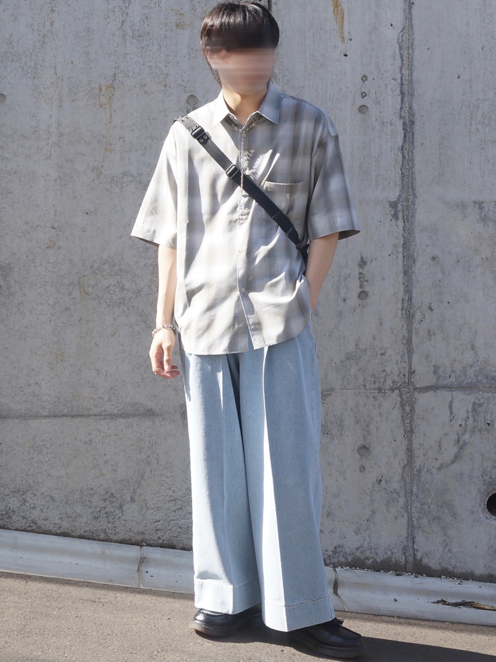 グレー系のシャツ/ブラウス、ブルー系のデニムパンツ、ブラック系のショルダーバッグを着用したメンズの春コーディネートの1枚目の写真