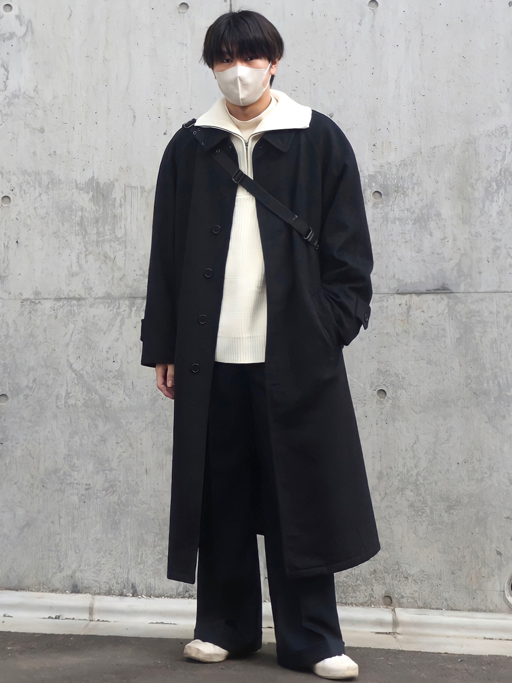 「休日スタイル、モノトーンコーデ、プチプラコーデ、春コーデ、ニット、ハーフジップ、スニーカー、UNIQLO、コート、ロングコート、ショルダーバッグ、スラックス、きれいめカジュアル」｜「USEDのアイテム（ステンカラーコート、ブラック系）」を使った、ひろさん（メンズ・175cm）の春コーディネートの1枚目の写真