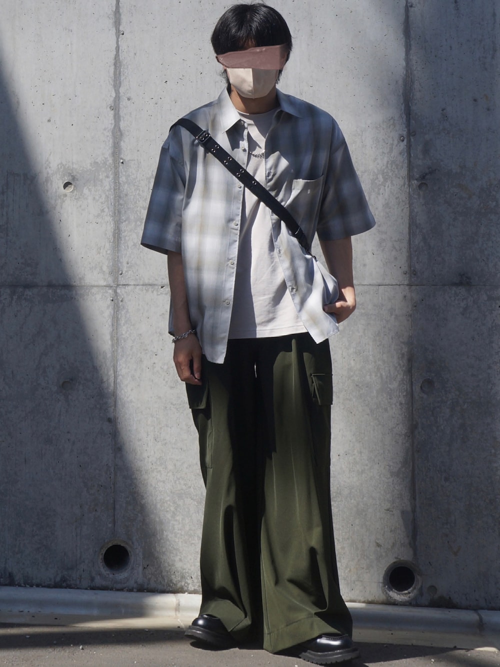 グレー系のシャツ/ブラウス、グレー系のTシャツ/カットソー、グリーン系のカーゴパンツを着用したメンズの春コーディネートの1枚目の写真