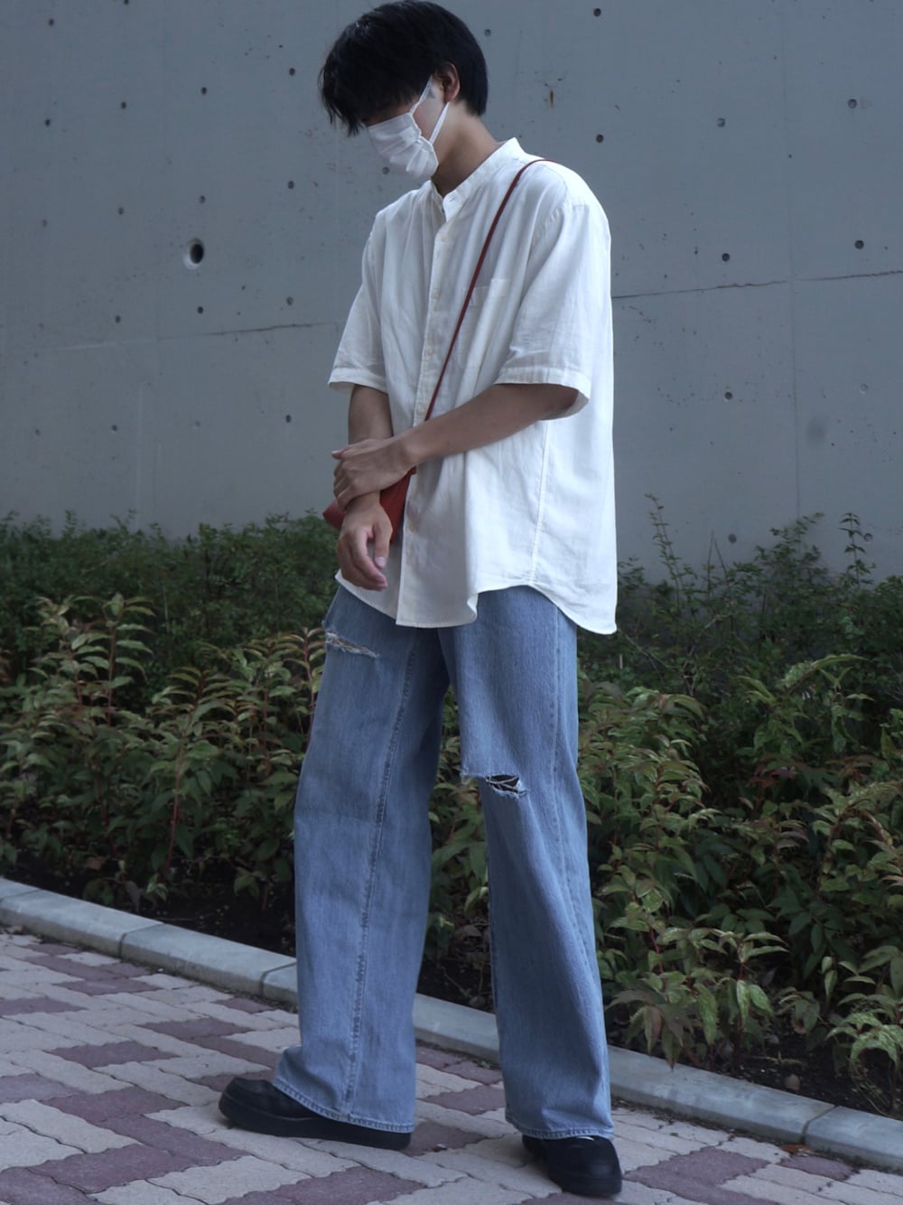 「デニムっていいよね、きれいめカジュアル、デニムパンツ、白シャツ、リネンシャツ、シンプル、GUコーデ、プチプラコーデ、差し色、スニーカー、オトナカジュアル、カジュアルコーデ、半袖シャツ、ダメージデニムパンツ、ショルダーバッグ」｜「GUのリネンブレンドスタンドカラーシャツ（シャツ/ブラウス、ホワイト系）」を使った、Hiroさん（メンズ・175cm）の夏コーディネートの1枚目の写真