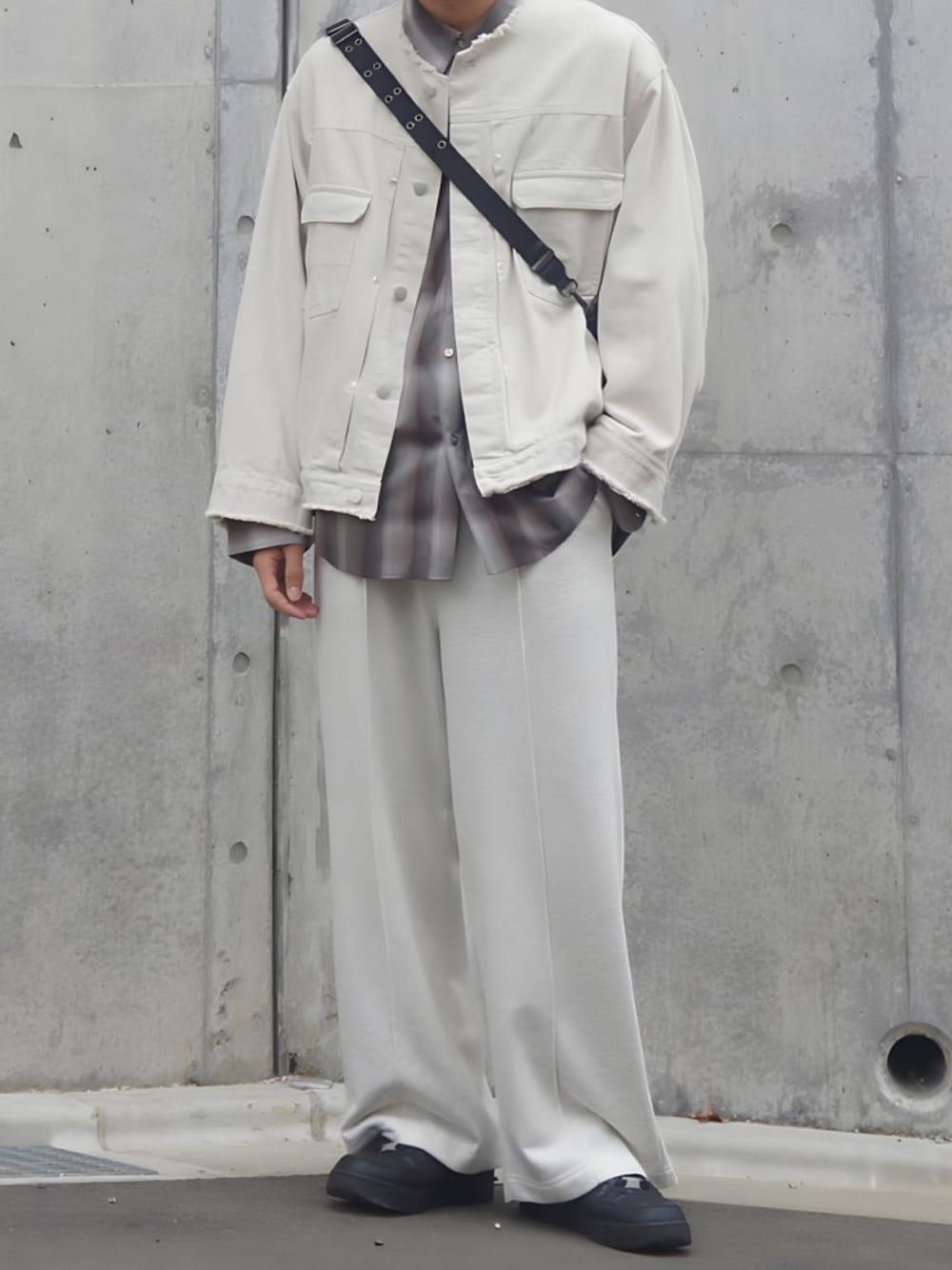 「秋服まるっと大公開、きれいめカジュアル、スウェットパンツ、チェックシャツ、デニムジャケット、秋服、スニーカー、淡色コーデ」｜「WYM LIDNMのCUT OFF DENIM SET-UP（セットアップ、ベージュ系）」を使った、Hiroさん（メンズ・176cm）の秋コーディネートの1枚目の写真