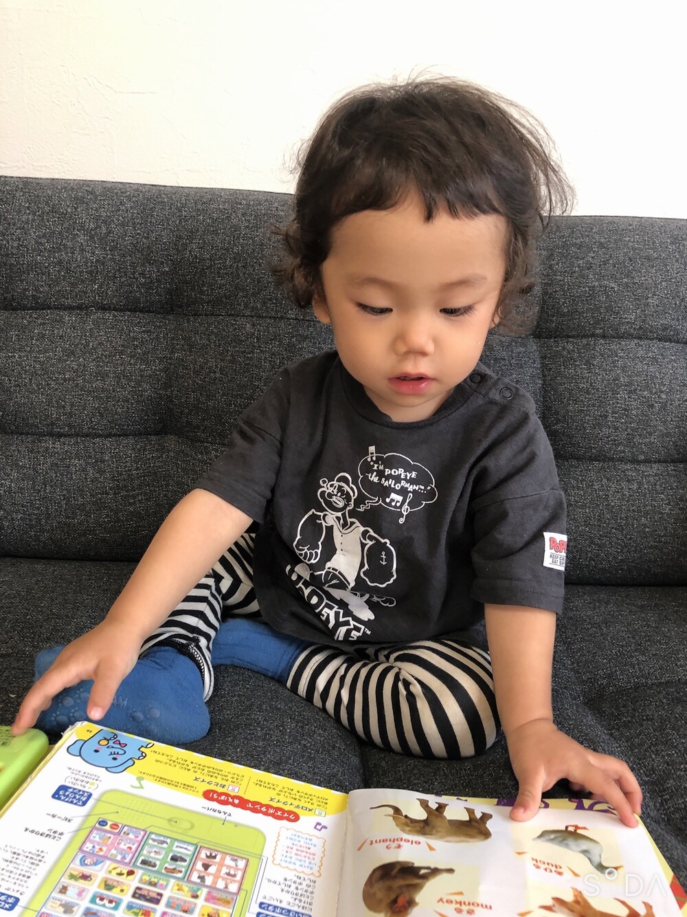 グレー系のTシャツ/カットソー、その他のレギンス/スパッツ、オレンジ系のソックス/靴下を着用したキッズの夏コーディネートの1枚目の写真