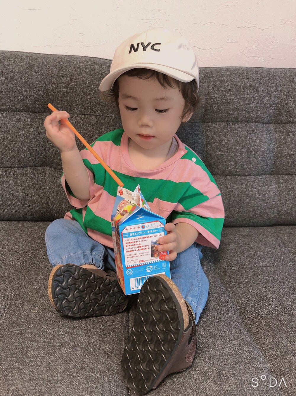 ピンク系のTシャツ/カットソー、ブルー系のその他パンツ、ブラウン系のサンダルを着用したキッズの夏コーディネートの1枚目の写真