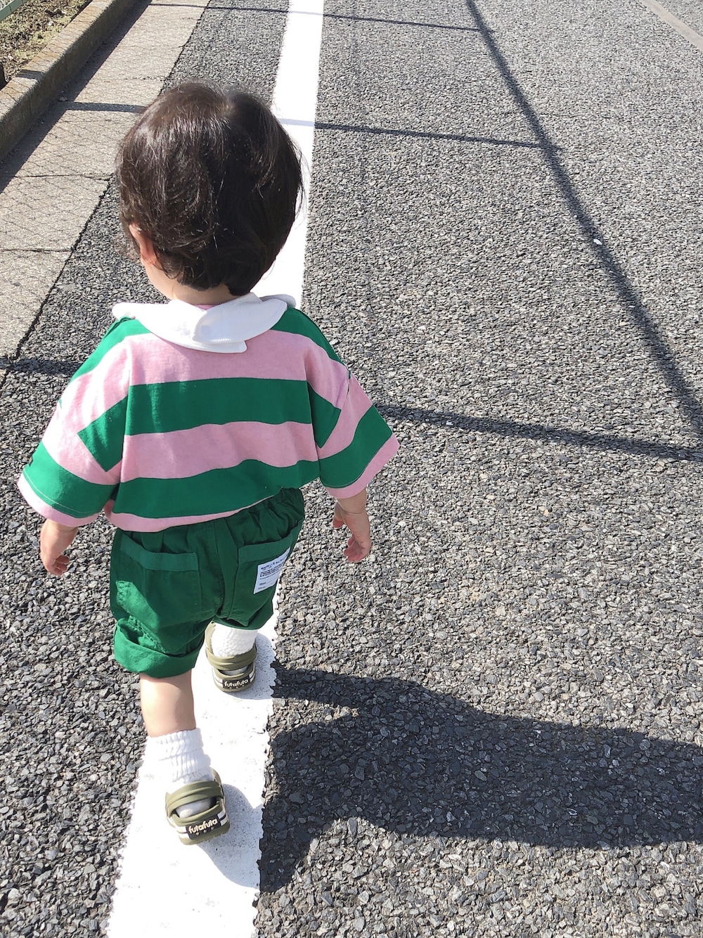 ピンク系のTシャツ/カットソー、グリーン系のその他パンツ、イエロー系のソックス/靴下を着用したキッズの夏コーディネートの1枚目の写真