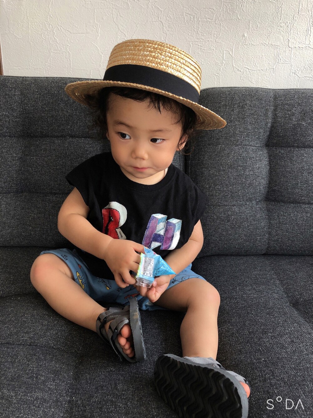 ブラック系のTシャツ/カットソー、その他のパンツ、ベージュ系の帽子を着用したキッズの夏コーディネートの1枚目の写真