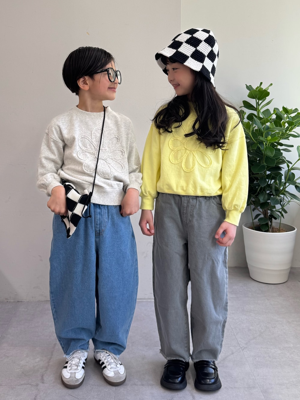 「スウェット、スウェットコーデ、リンクコーデ、デニム、デニムコーデ、デニムパンツ、DENIM、denim、男の子、男の子コーデ、男の子ファッション、女の子、女の子コーデ、キッズ、キッズコーデ」｜「CIAOPANIC TYPYの【2025年S/S新作】【KIDS】ピグメント加工フラワーロープスウェット（スウェット、ホワイト系）」を使った、sakusakuuuunさん（キッズ・120cm）の春コーディネートの1枚目の写真