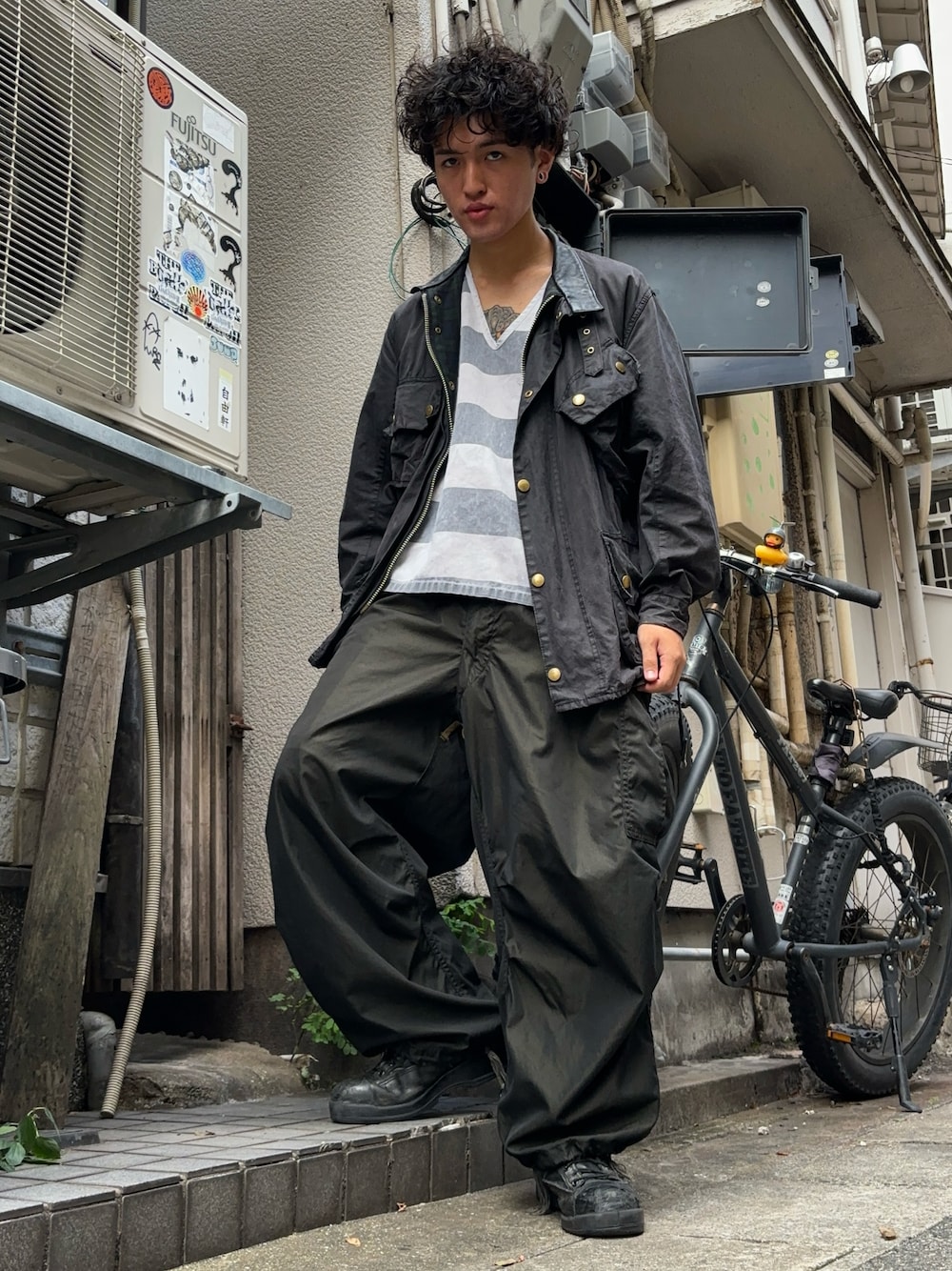 「Barbourのアイテム（その他アウター、ブラック系）」を使った、小哲さん（メンズ・168cm）の秋コーディネートの1枚目の写真