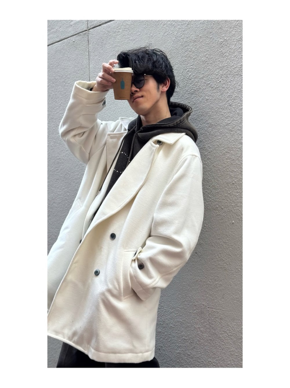 「adrer、パーカー、パーカーコーデ、ブルーボトルコーヒー」｜「ADRERのBeaver melton over P-coat（ピーコート、ホワイト系）」を使った、Salanさん（メンズ・180cm）の冬コーディネートの1枚目の写真