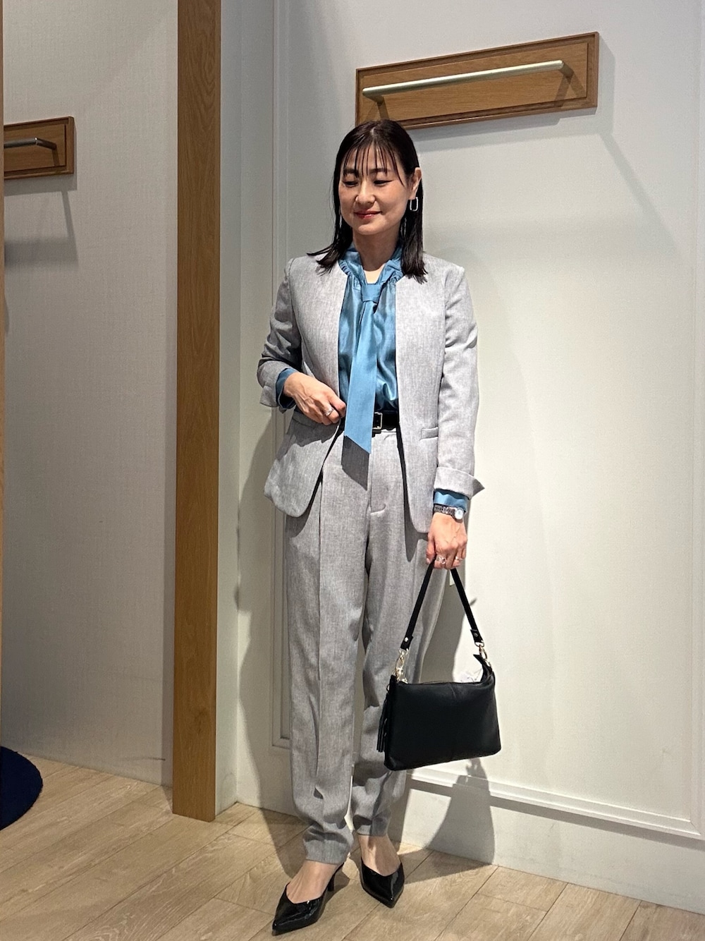 「ジャケット、春コーデ、パンツコーデ、スーツスタイル、セットアップ、セットアップスタイル、40代ファッション、お仕事コーデ、お仕事、ジャケットスタイル、低身長コーデ、低身長女子、グレージャケットコーデ、グレージャケット、春スーツ」｜「MICO COULIERの《セットアップ対応》ライトシャンブレージャケット（ノーカラージャケット、グレー系）」を使った、daimonさん（骨格ナチュラル・レディース・154cm）の春コーディネートの1枚目の写真