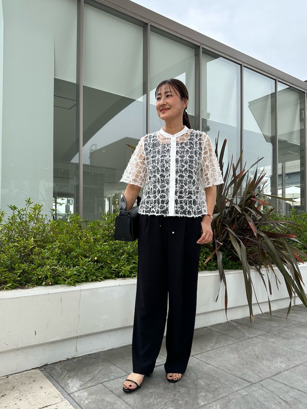 ブラック系のシャツ/ブラウス、グレー系のTシャツ/カットソー、ブラック系のその他パンツを着用したレディースの春コーディネートの1枚目の写真