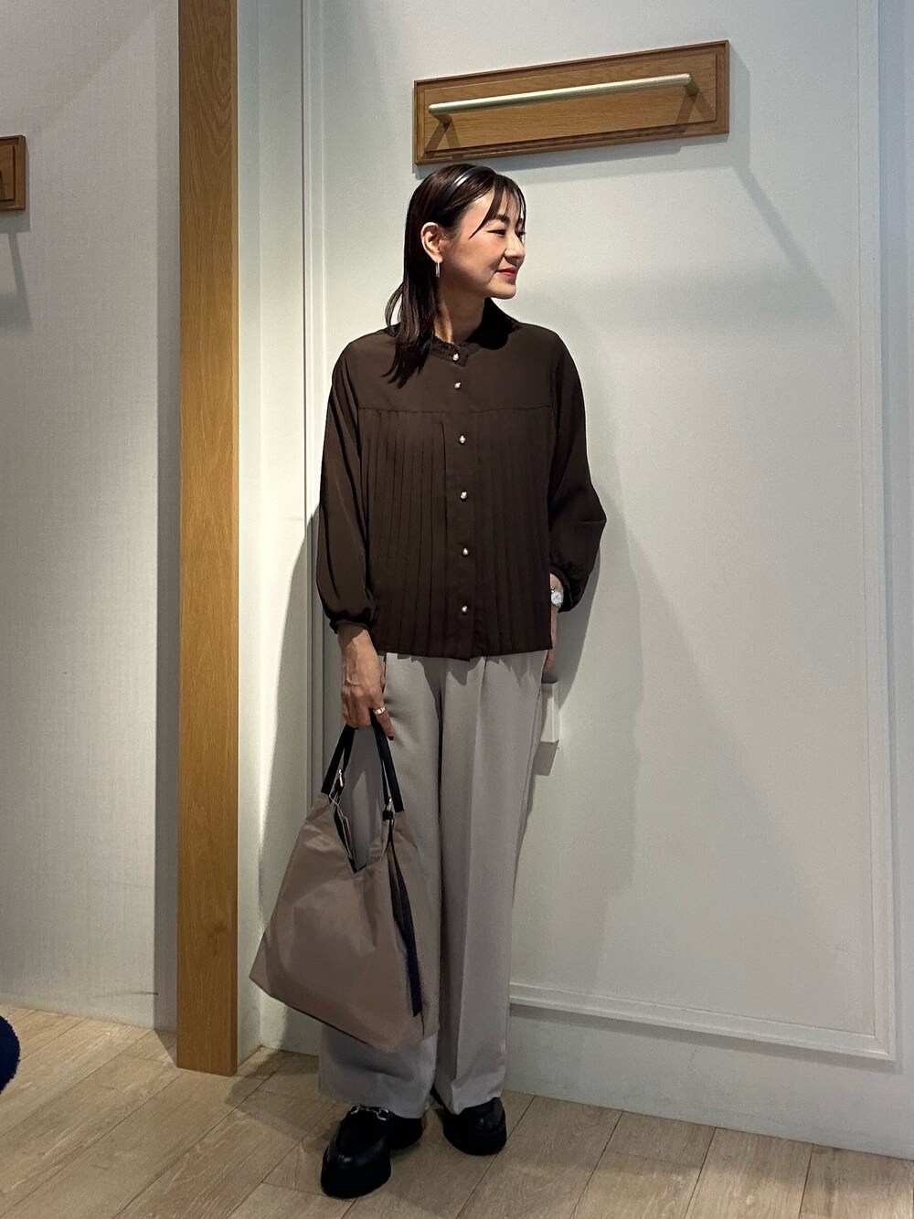 ブラウン系のシャツ/ブラウス、ベージュ系のその他パンツ、ベージュ系のトートバッグを着用したレディースの秋コーディネートの1枚目の写真